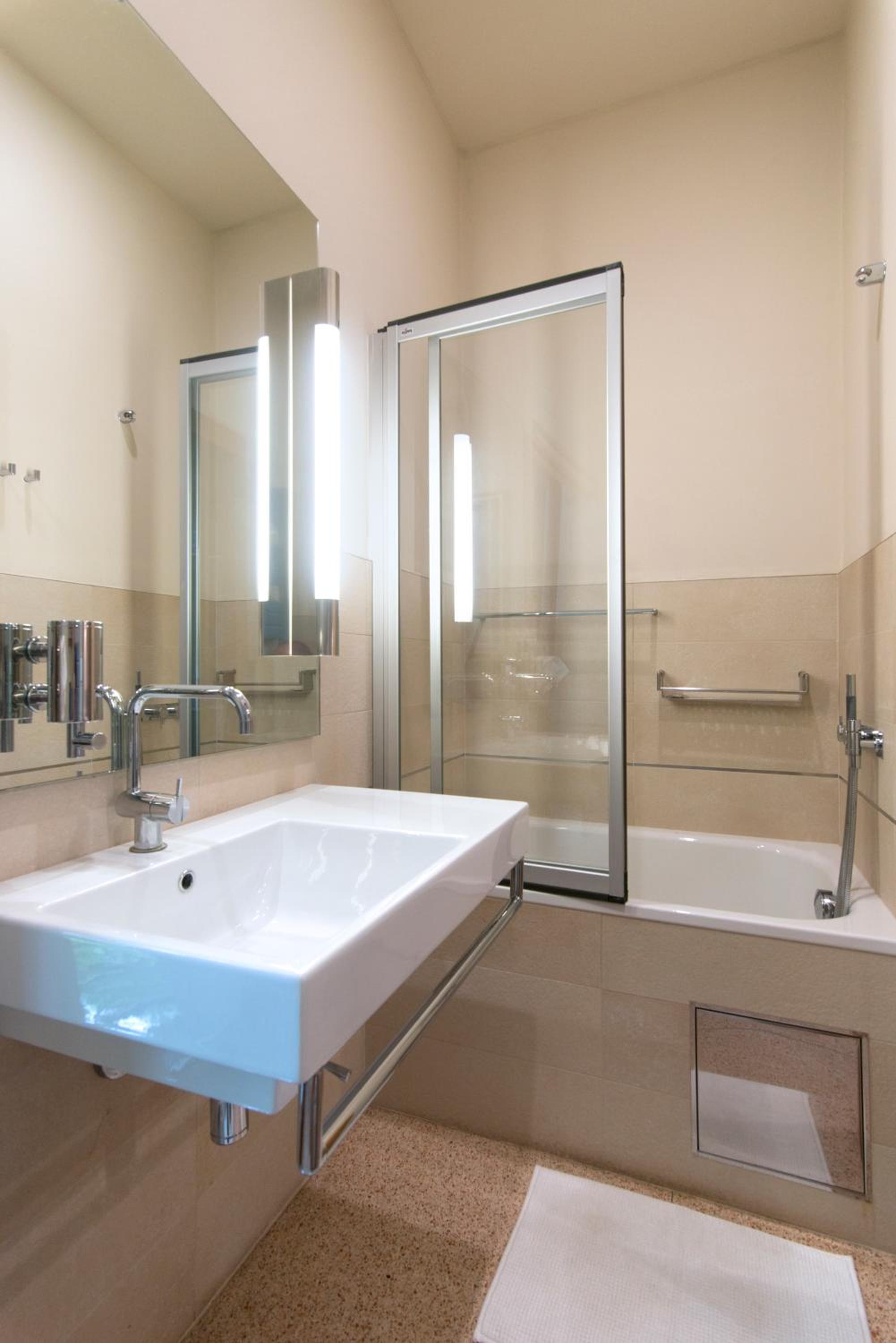 Huge luxury central Prague VILLA, 6 beds and baths, terraces, double garage