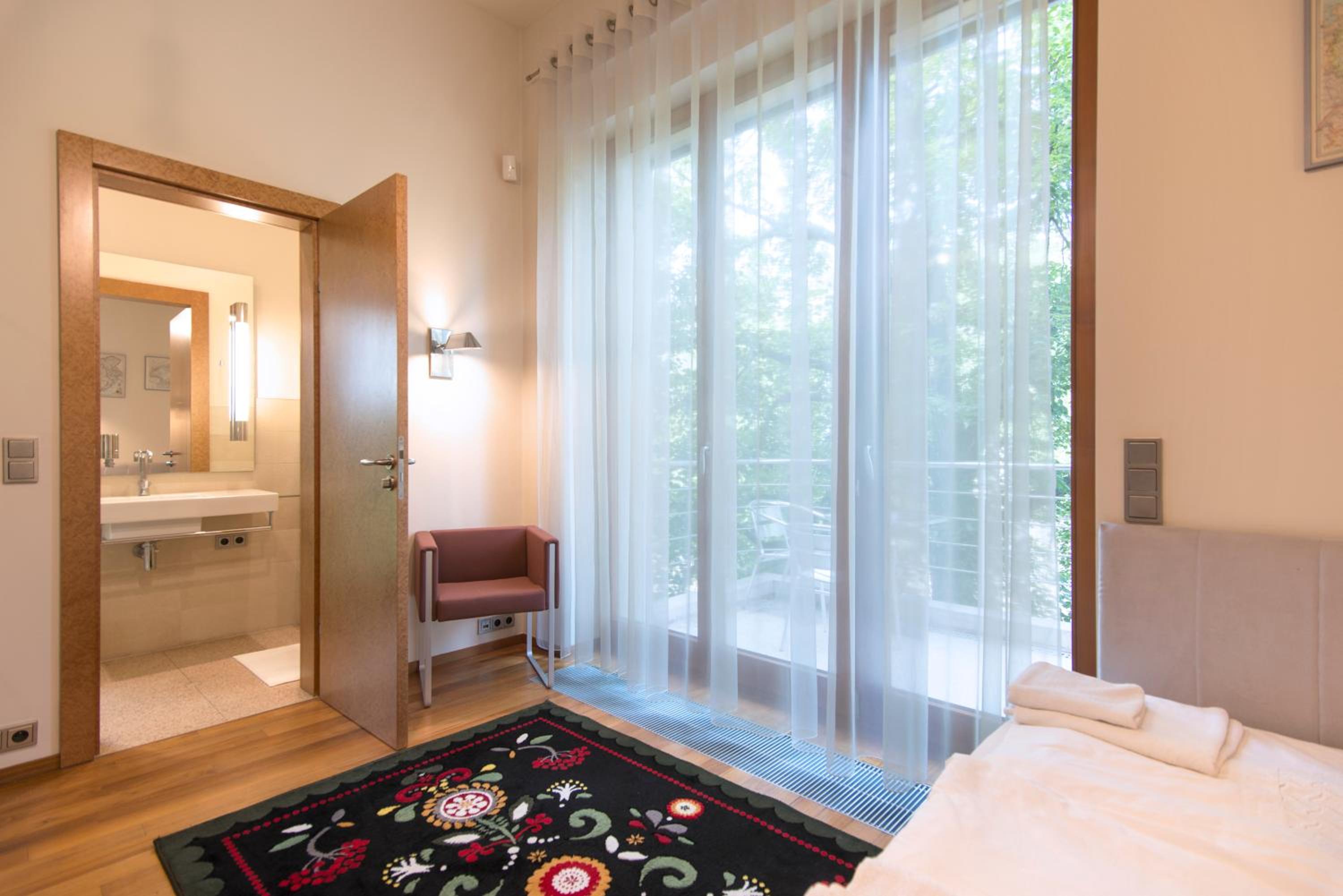 Huge luxury central Prague VILLA, 6 beds and baths, terraces, double garage
