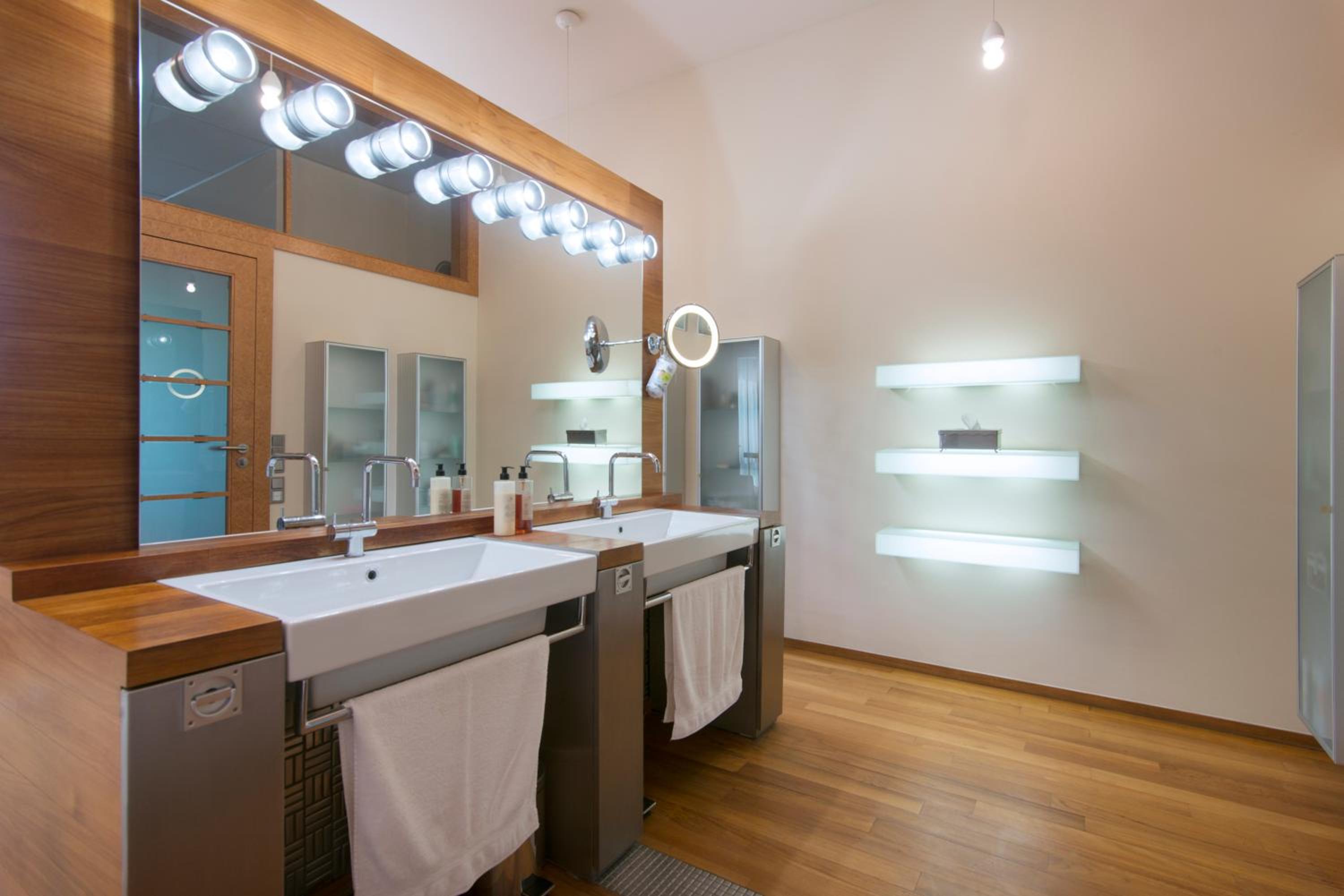 Huge luxury central Prague VILLA, 6 beds and baths, terraces, double garage