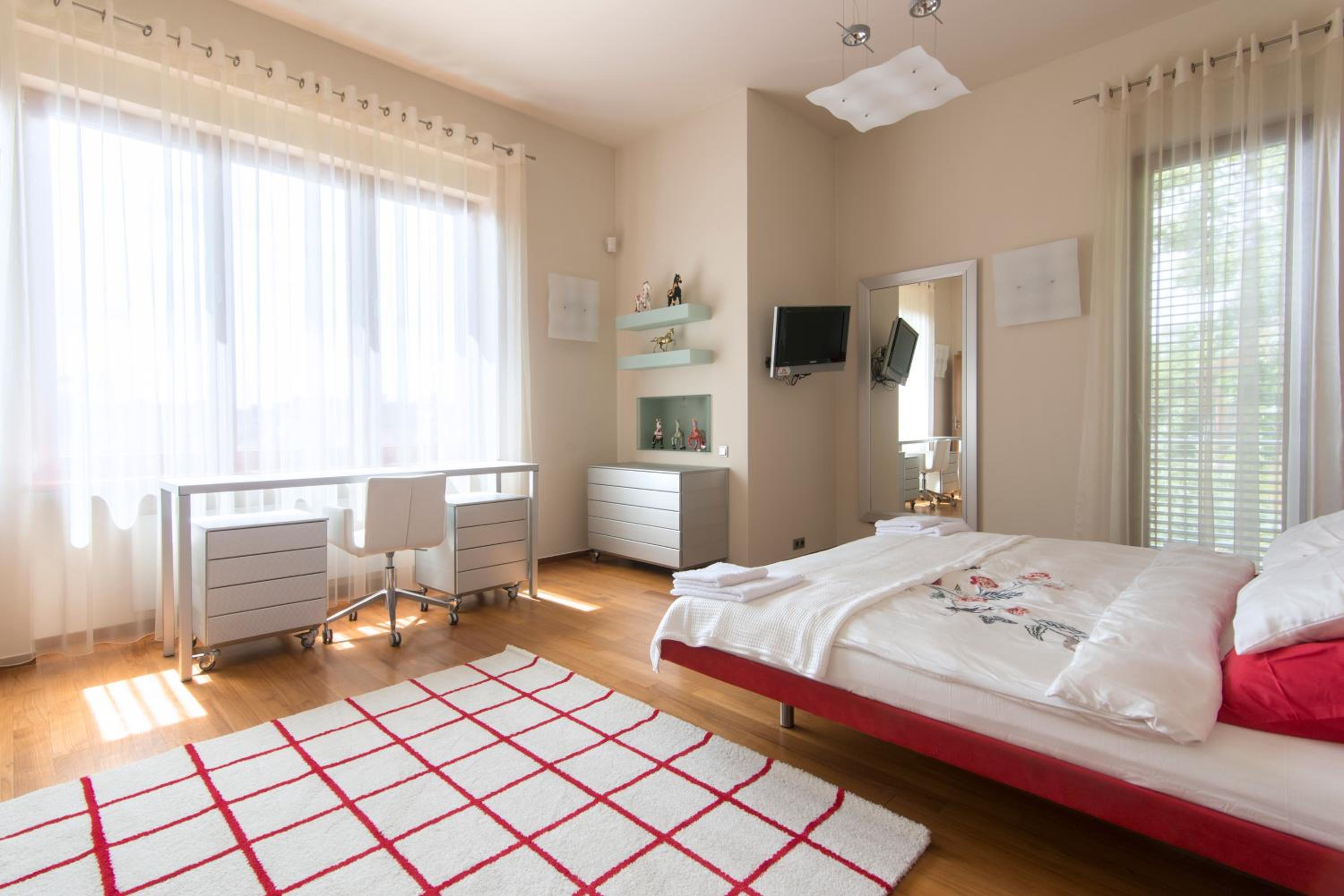 Huge luxury central Prague VILLA, 6 beds and baths, terraces, double garage