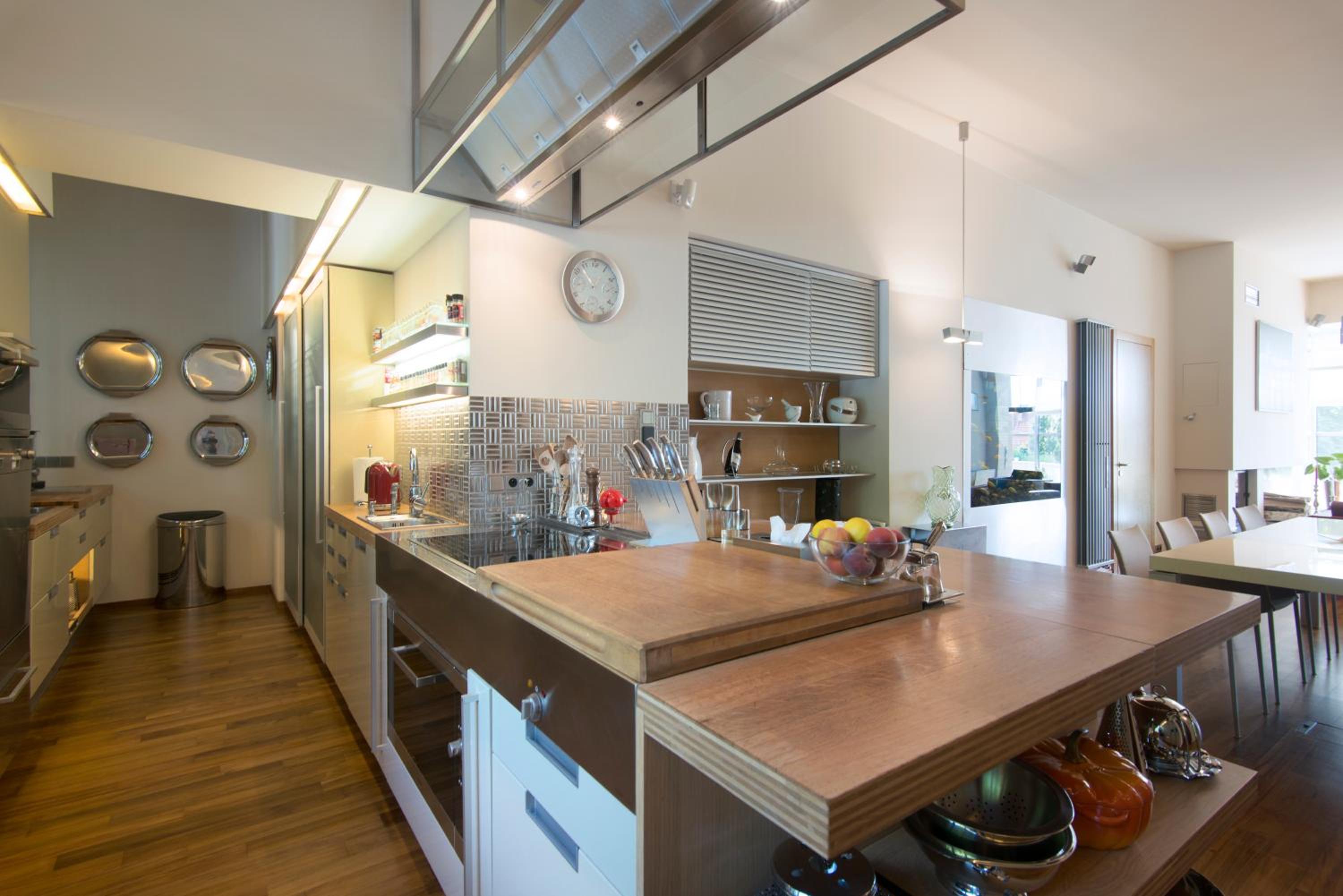 Huge luxury central Prague VILLA, 6 beds and baths, terraces, double garage