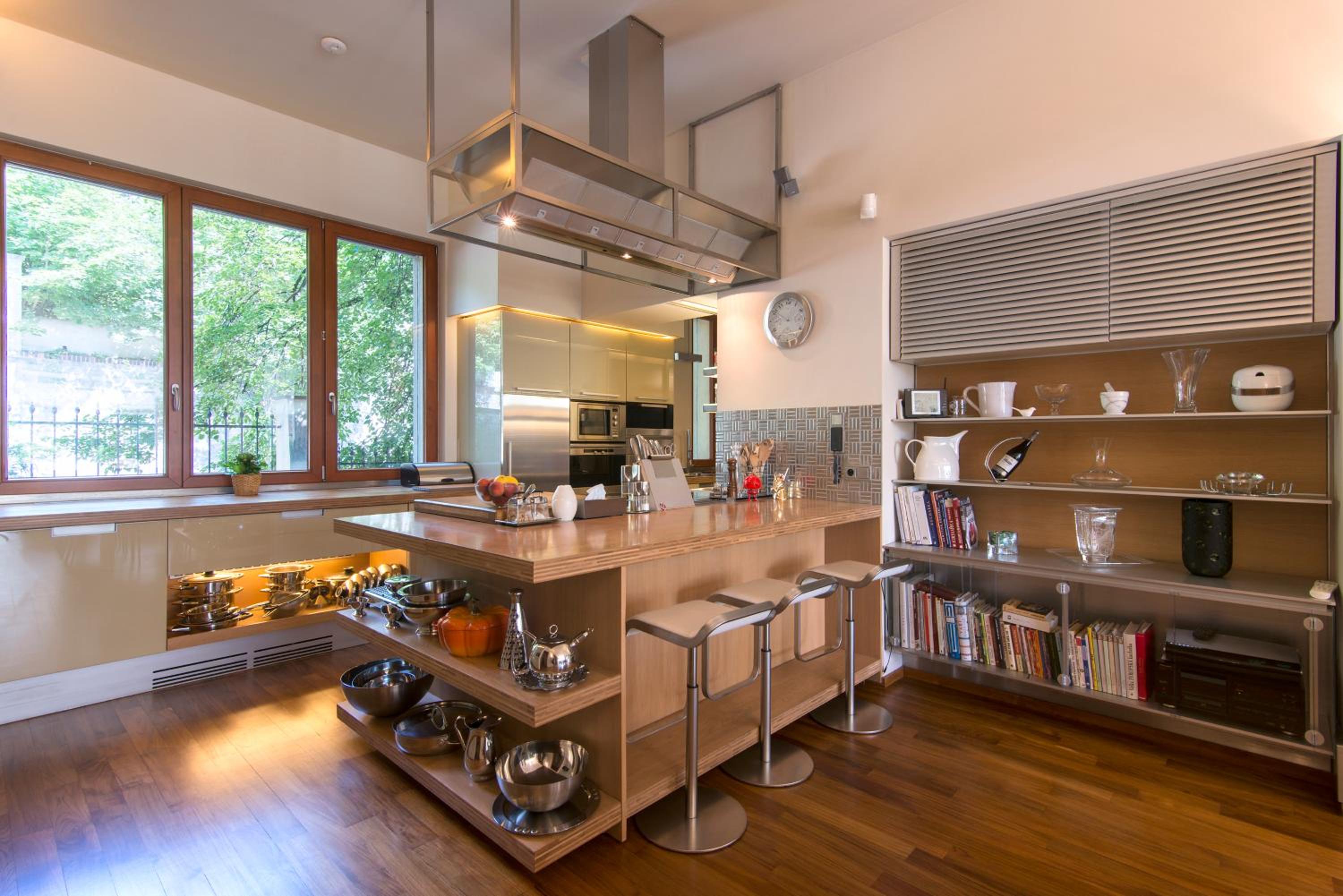 Huge luxury central Prague VILLA, 6 beds and baths, terraces, double garage
