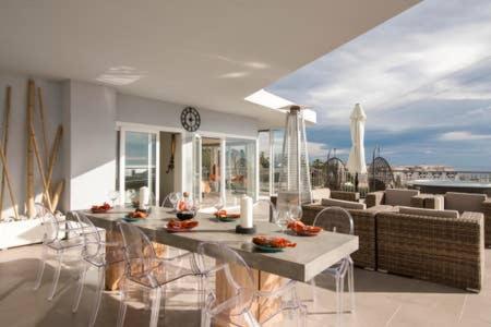 Luxury penthouse with Jacuzzi and Seaviews