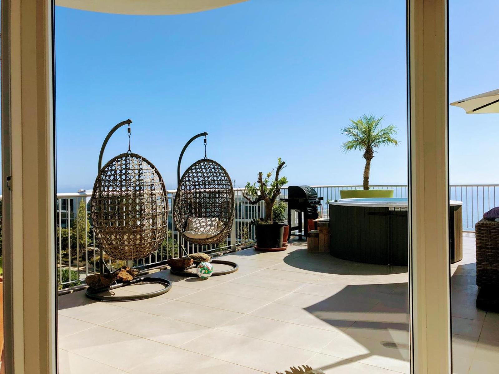Luxury penthouse with Jacuzzi and Seaviews
