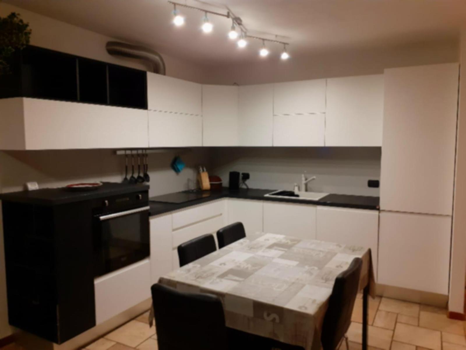 Casa Ravelli Dimaro en Monclassico — kitchen