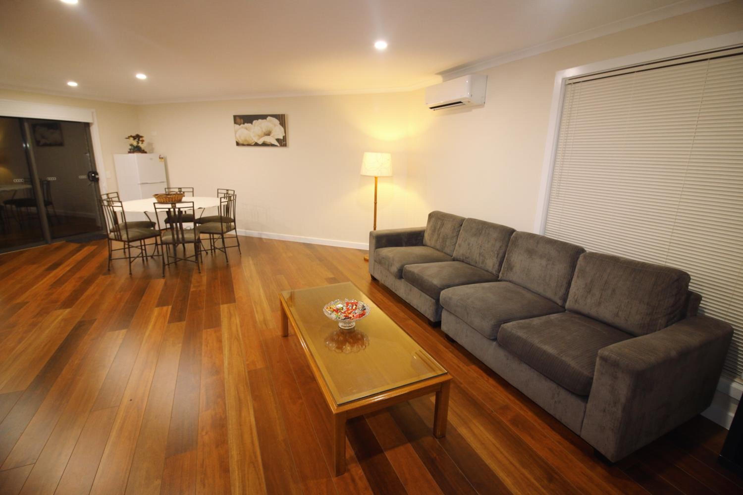 Silver House - Melbourne Airport Accommodation - 7 Minutes from Melbourne Airport