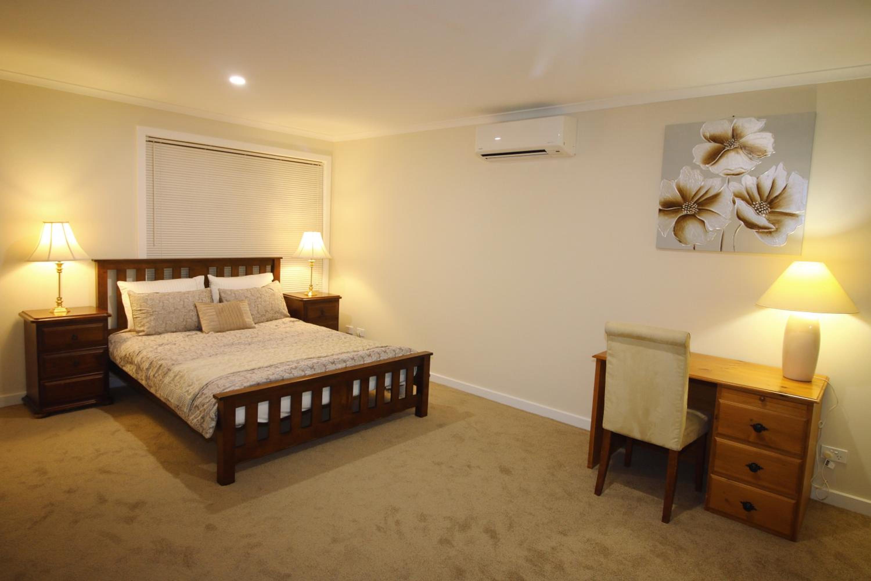 Silver House - Melbourne Airport Accommodation - 7 Minutes from Melbourne Airport
