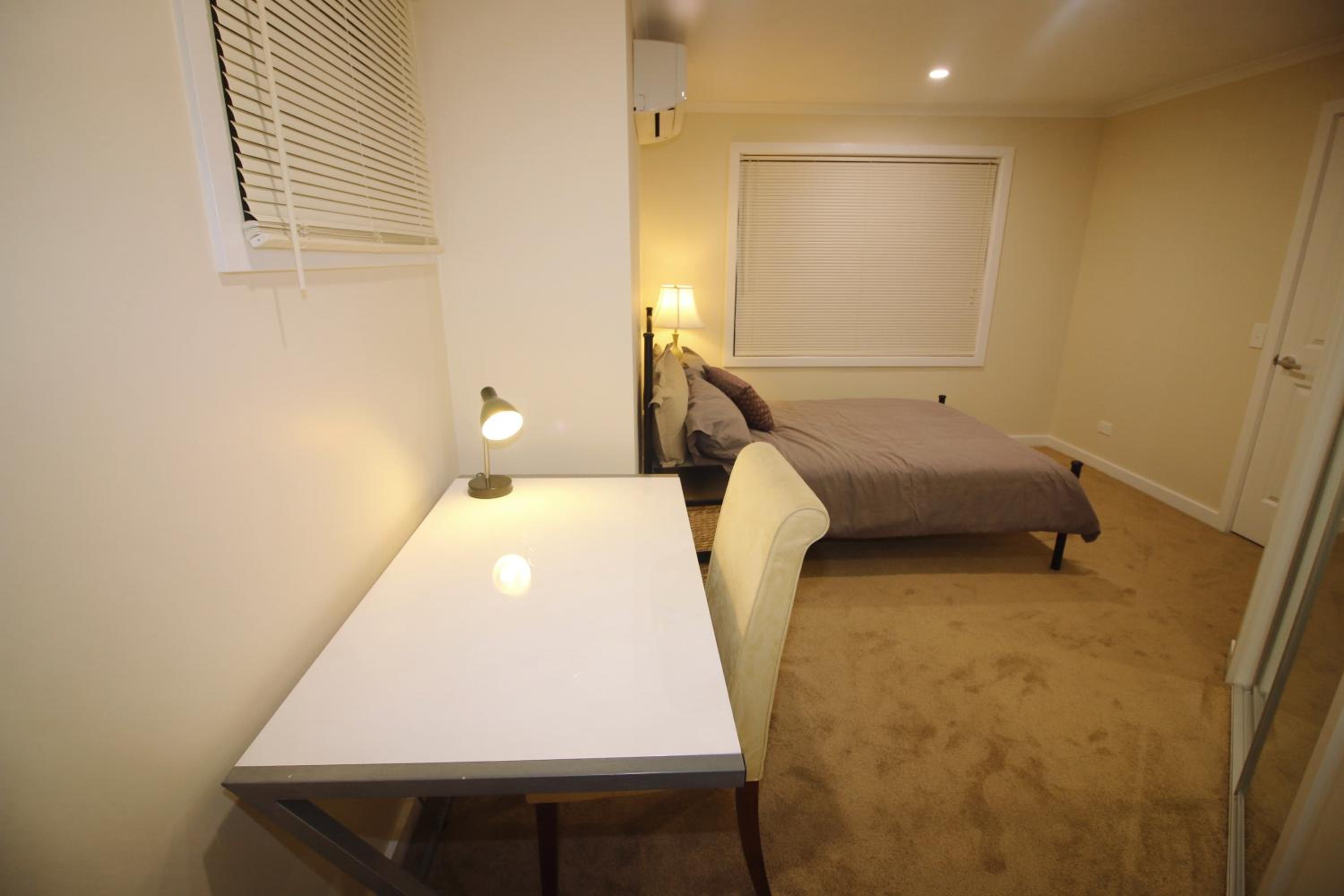 Silver House - Melbourne Airport Accommodation - 7 Minutes from Melbourne Airport