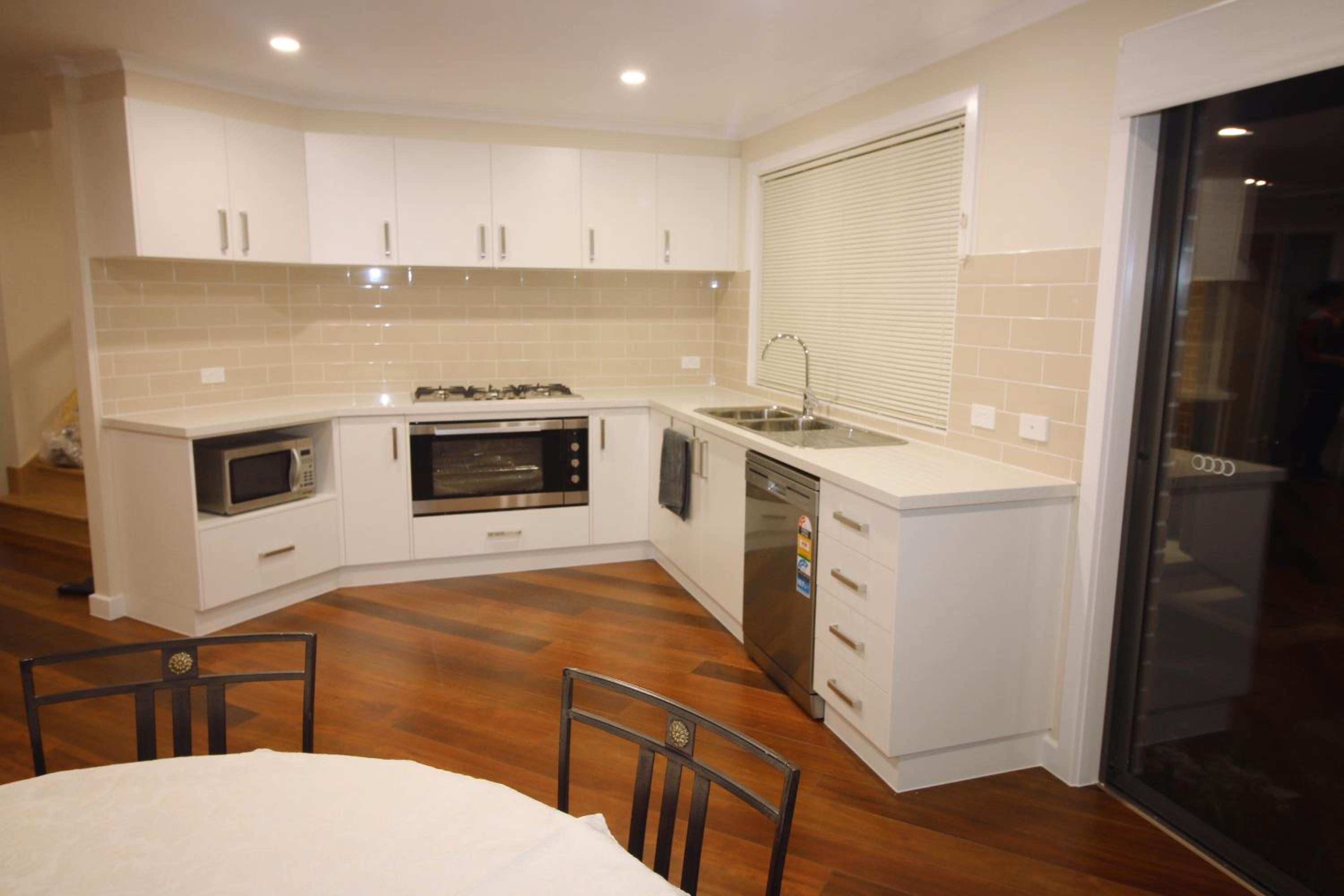 Silver House - Melbourne Airport Accommodation - 7 Minutes from Melbourne Airport