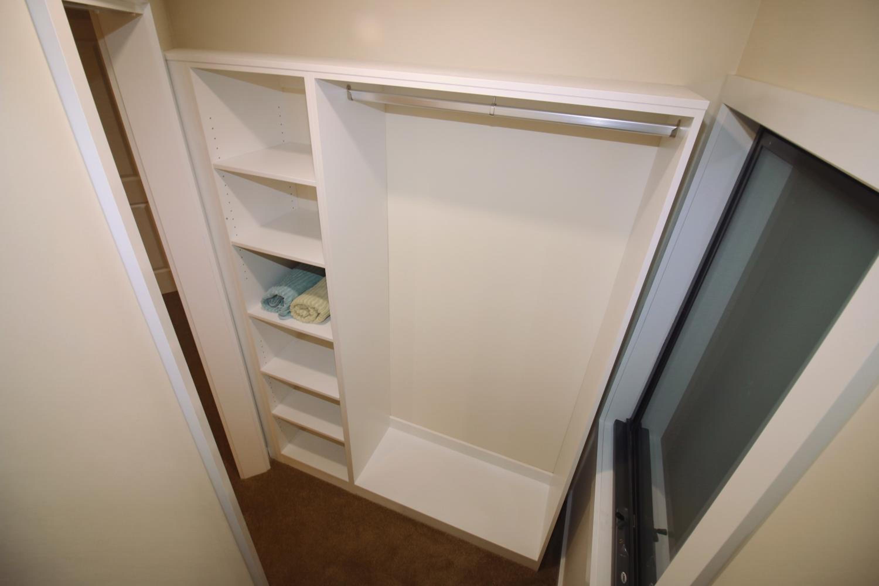 Silver House - Melbourne Airport Accommodation - 7 Minutes from Melbourne Airport