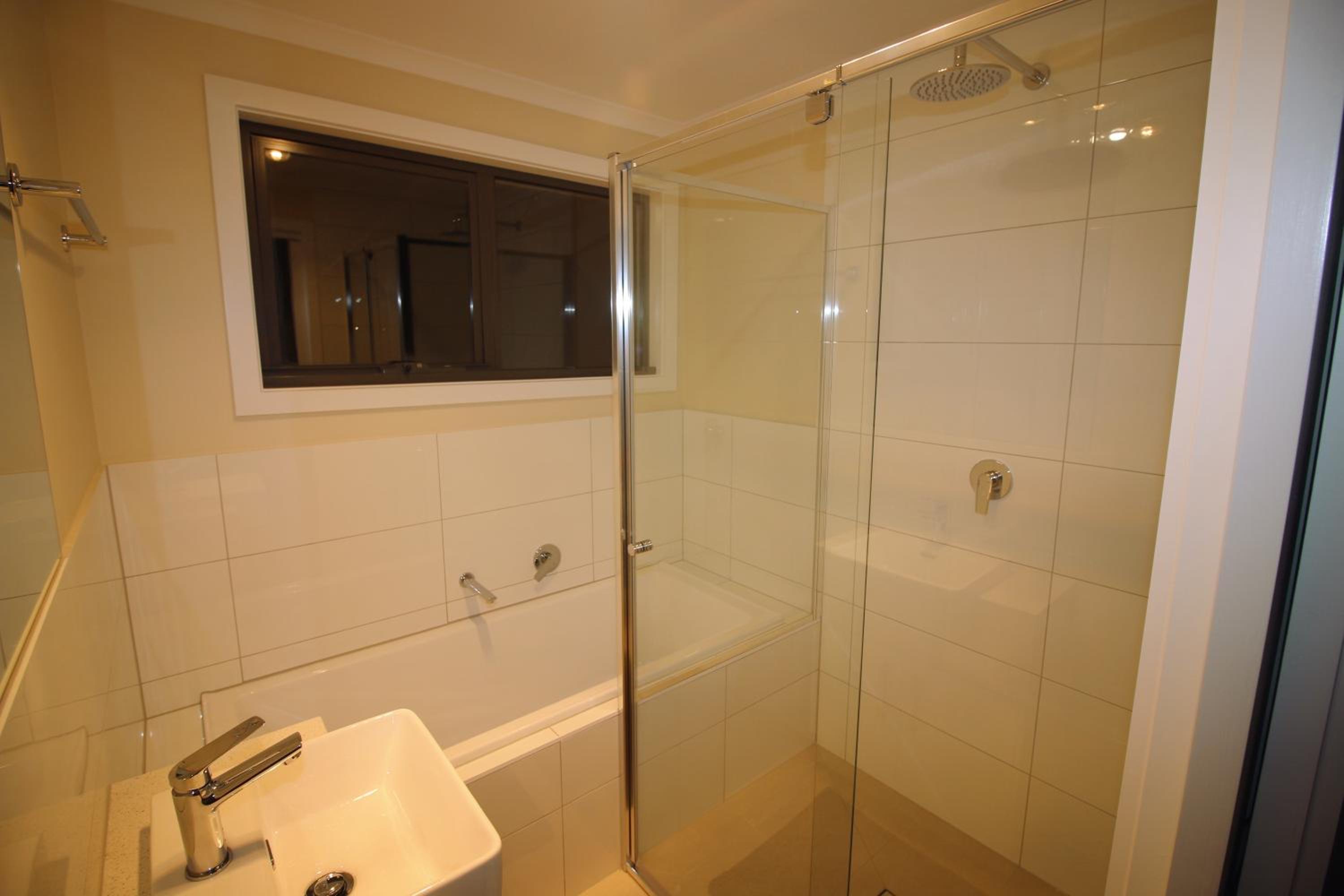 Silver House - Melbourne Airport Accommodation - 7 Minutes from Melbourne Airport