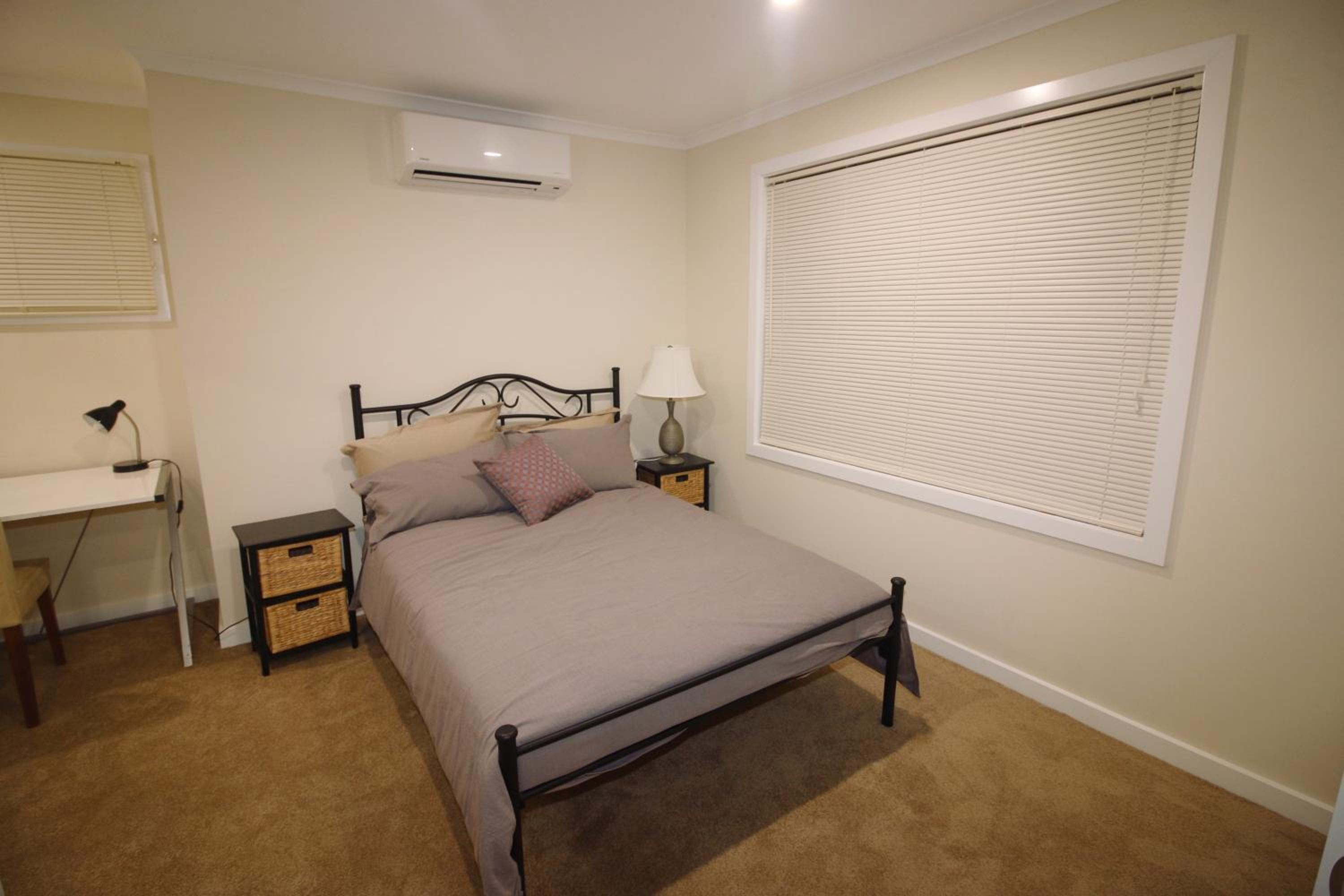 Silver House - Melbourne Airport Accommodation - 7 Minutes from Melbourne Airport