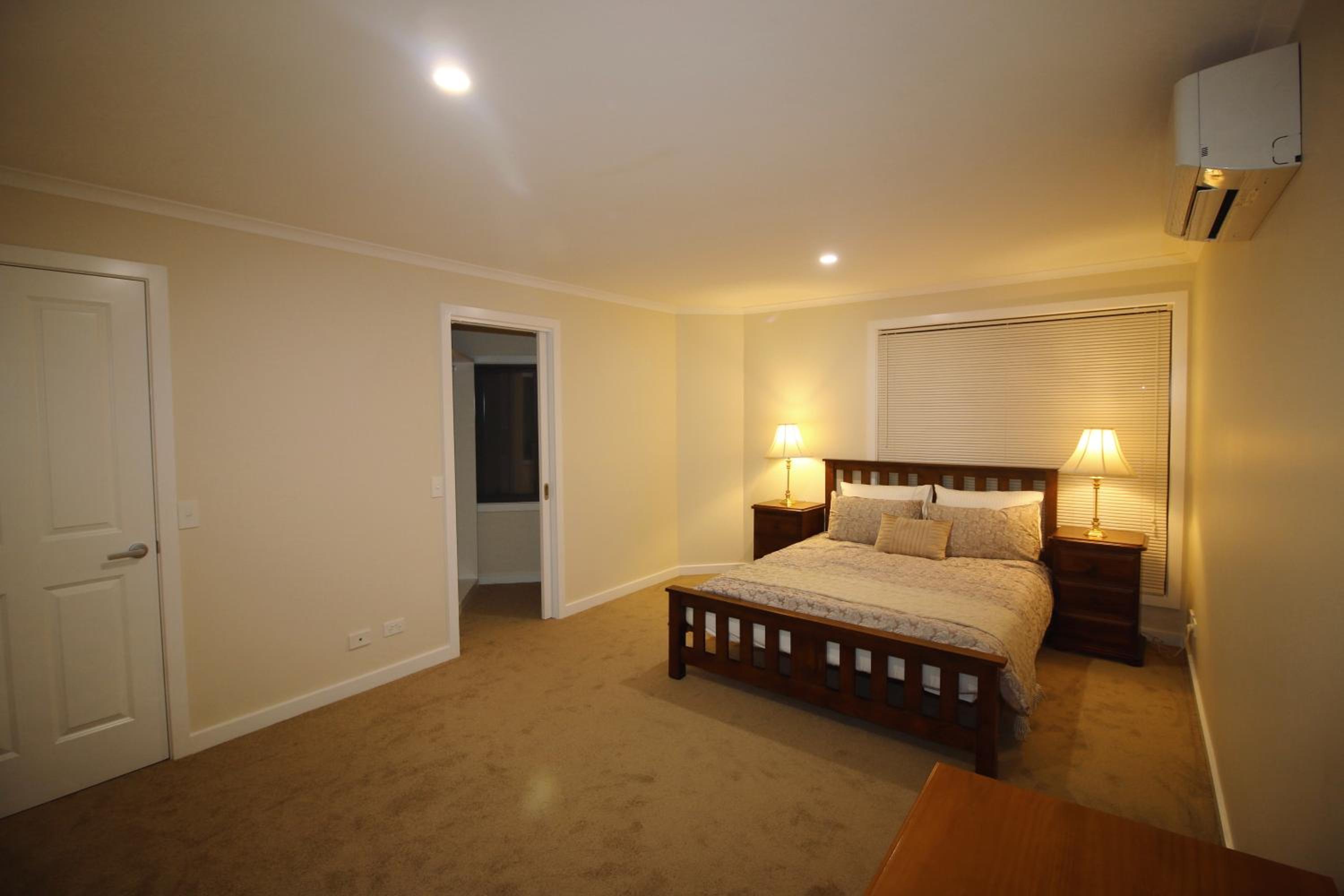 Silver House - Melbourne Airport Accommodation - 7 Minutes from Melbourne Airport