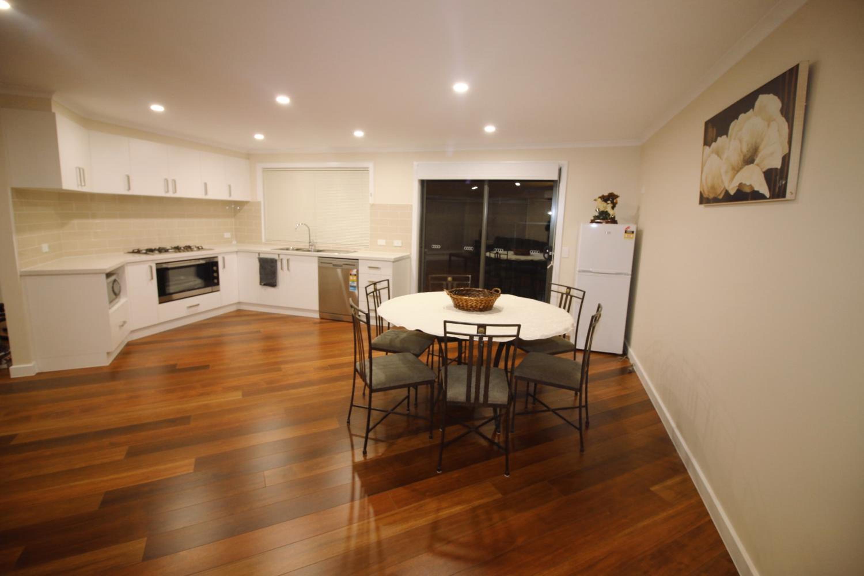 Silver House - Melbourne Airport Accommodation - 7 Minutes from Melbourne Airport