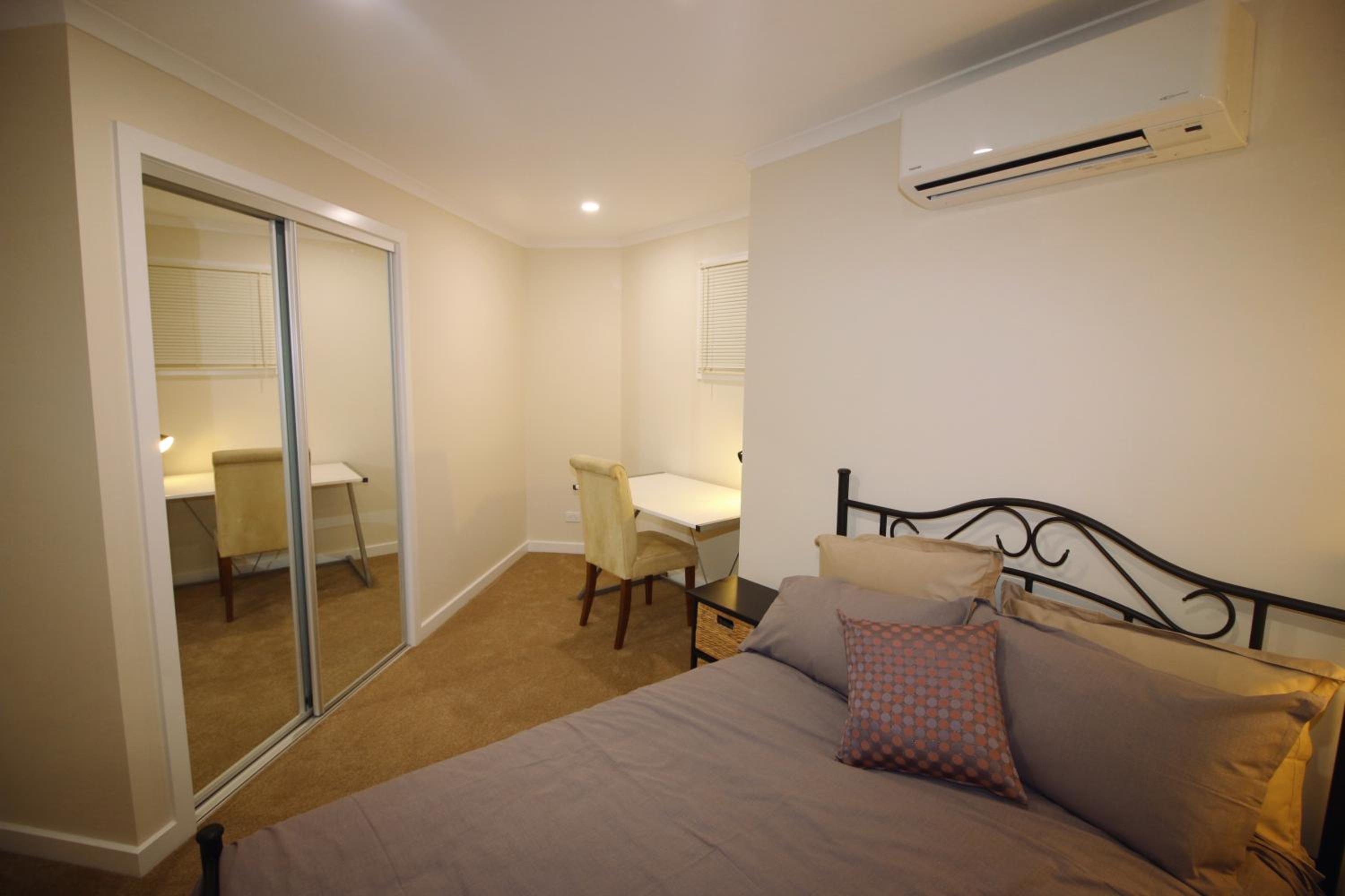 Silver House - Melbourne Airport Accommodation - 7 Minutes from Melbourne Airport