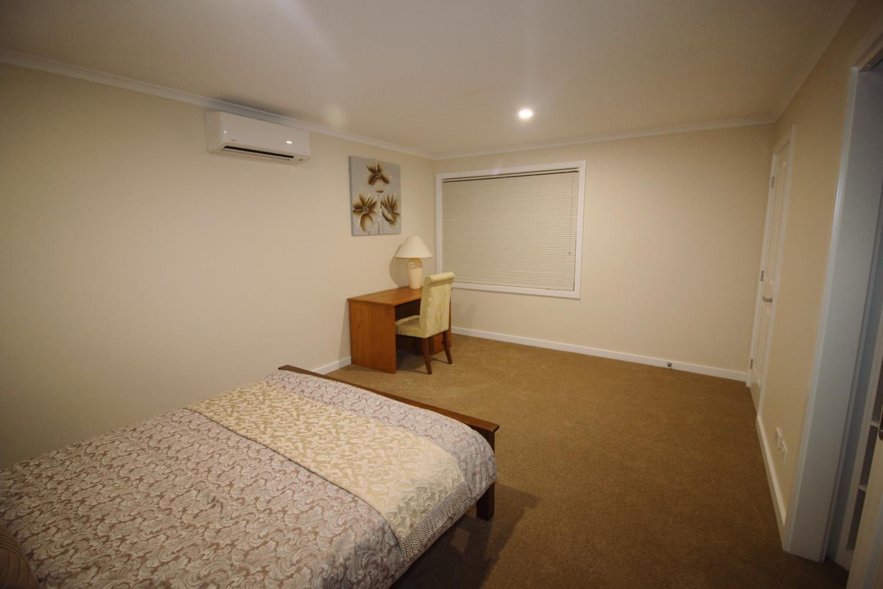Silver House - Melbourne Airport Accommodation - 7 Minutes from Melbourne Airport