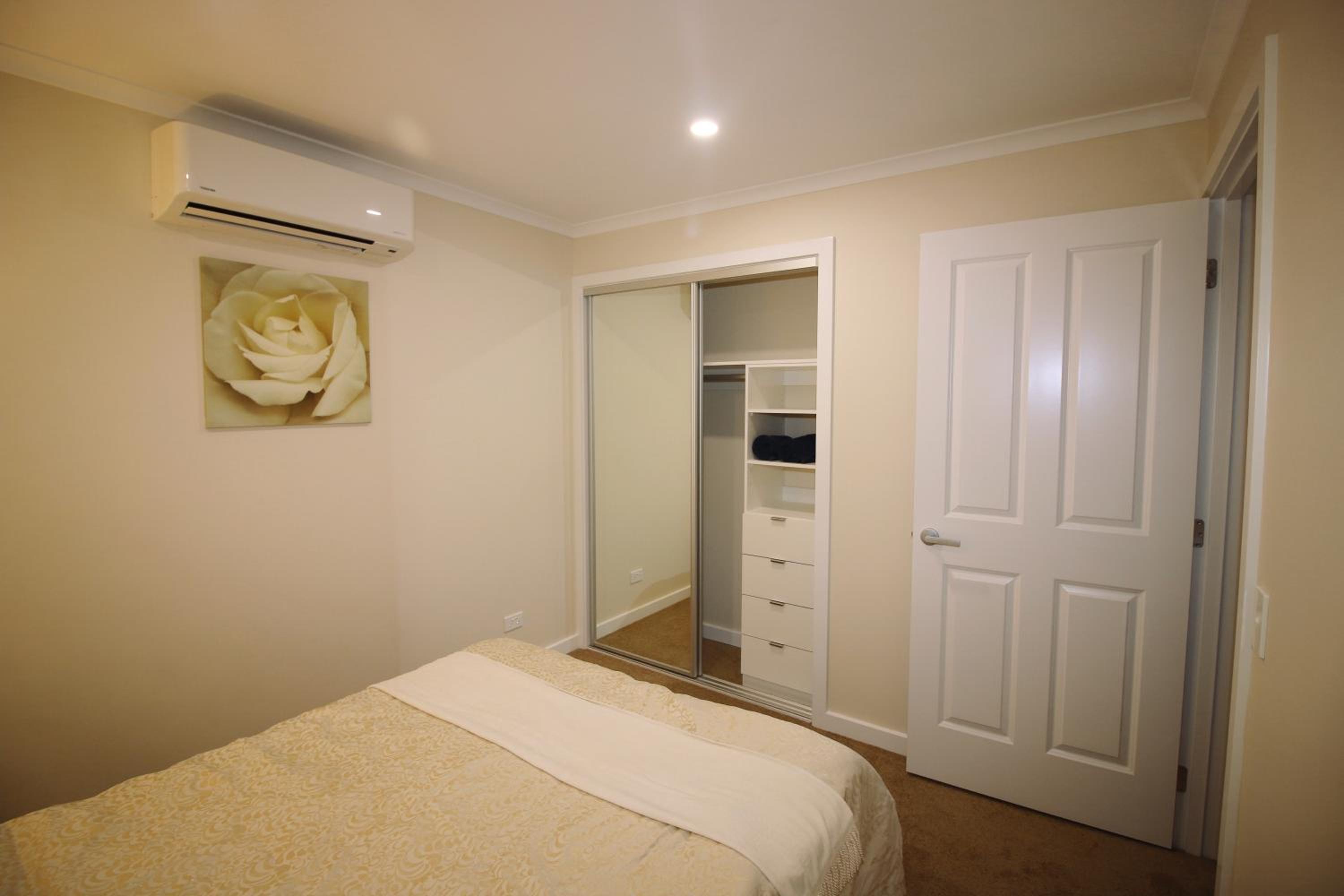 Silver House - Melbourne Airport Accommodation - 7 Minutes from Melbourne Airport
