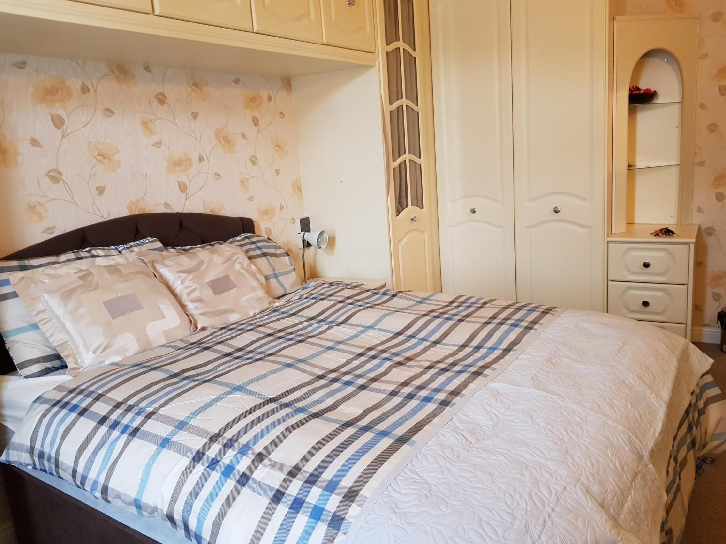 Spacious Bungalow in Romford with parking view 5