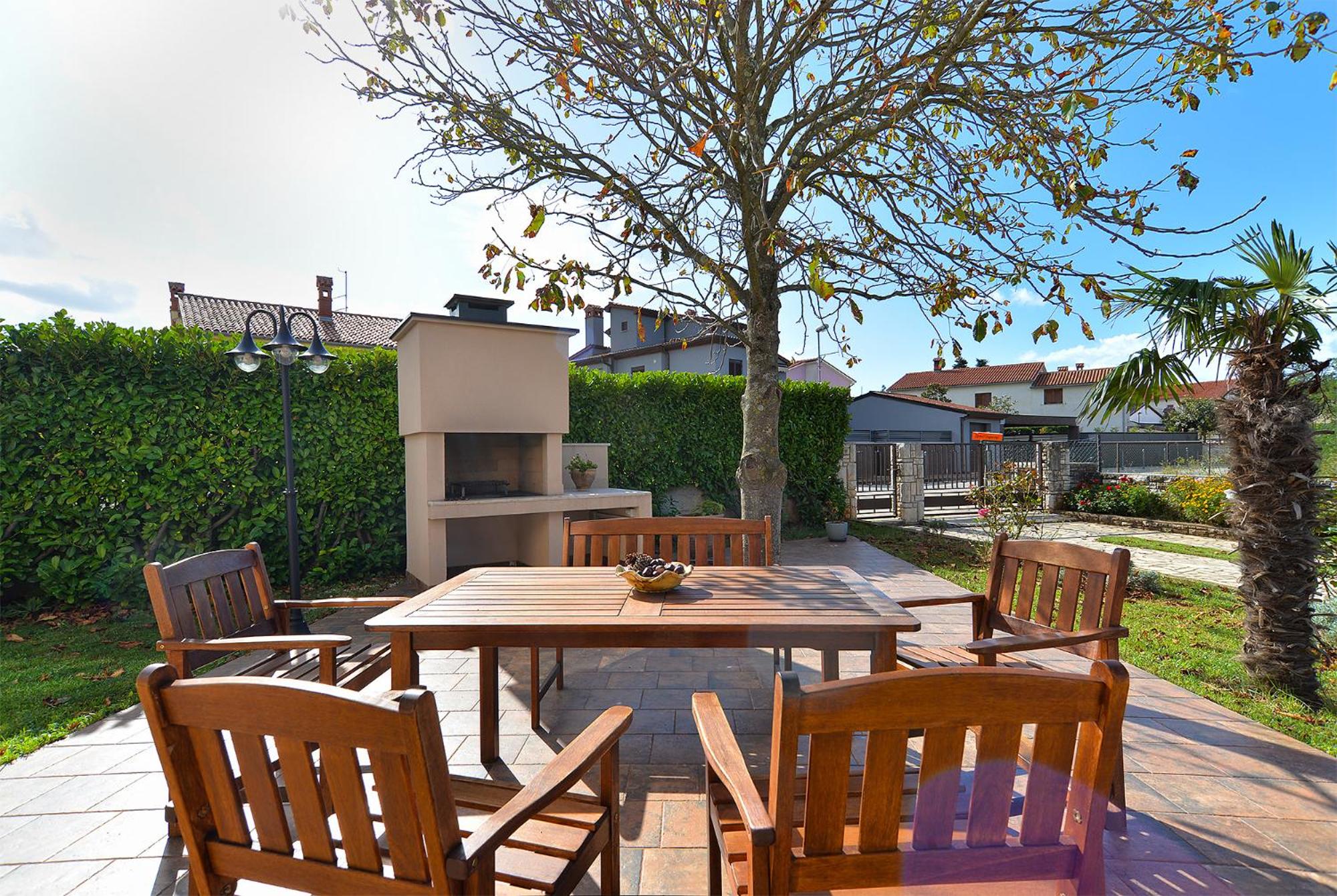 Apartments Valbandon 38 view 3