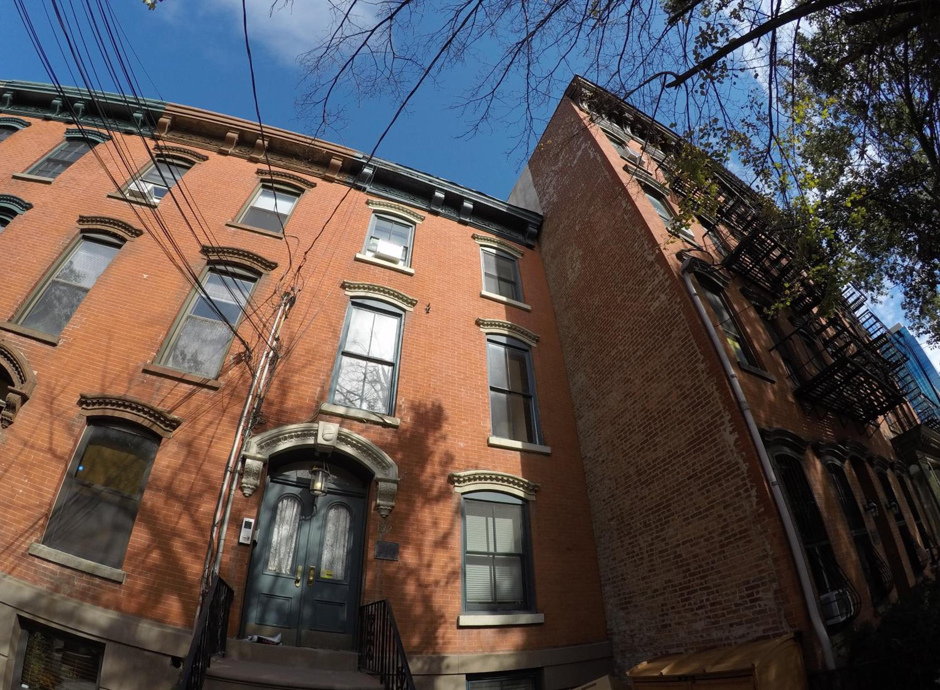 Historic 1869 Brownstone 15 min to NYC downtown