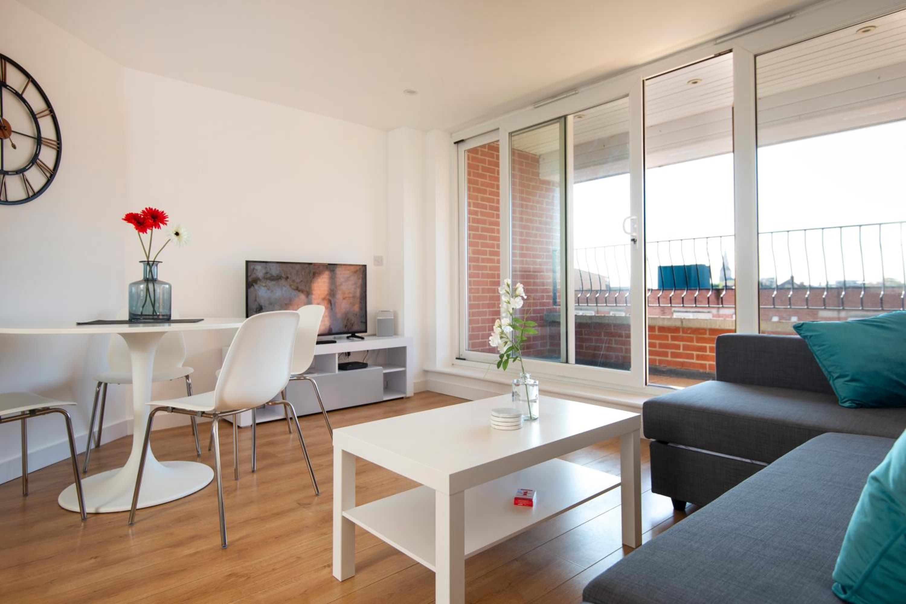 Elm View - 2 Bedroom 2 Bathroom Apartment with Parking in Central Southsea, Portsmouth view 3