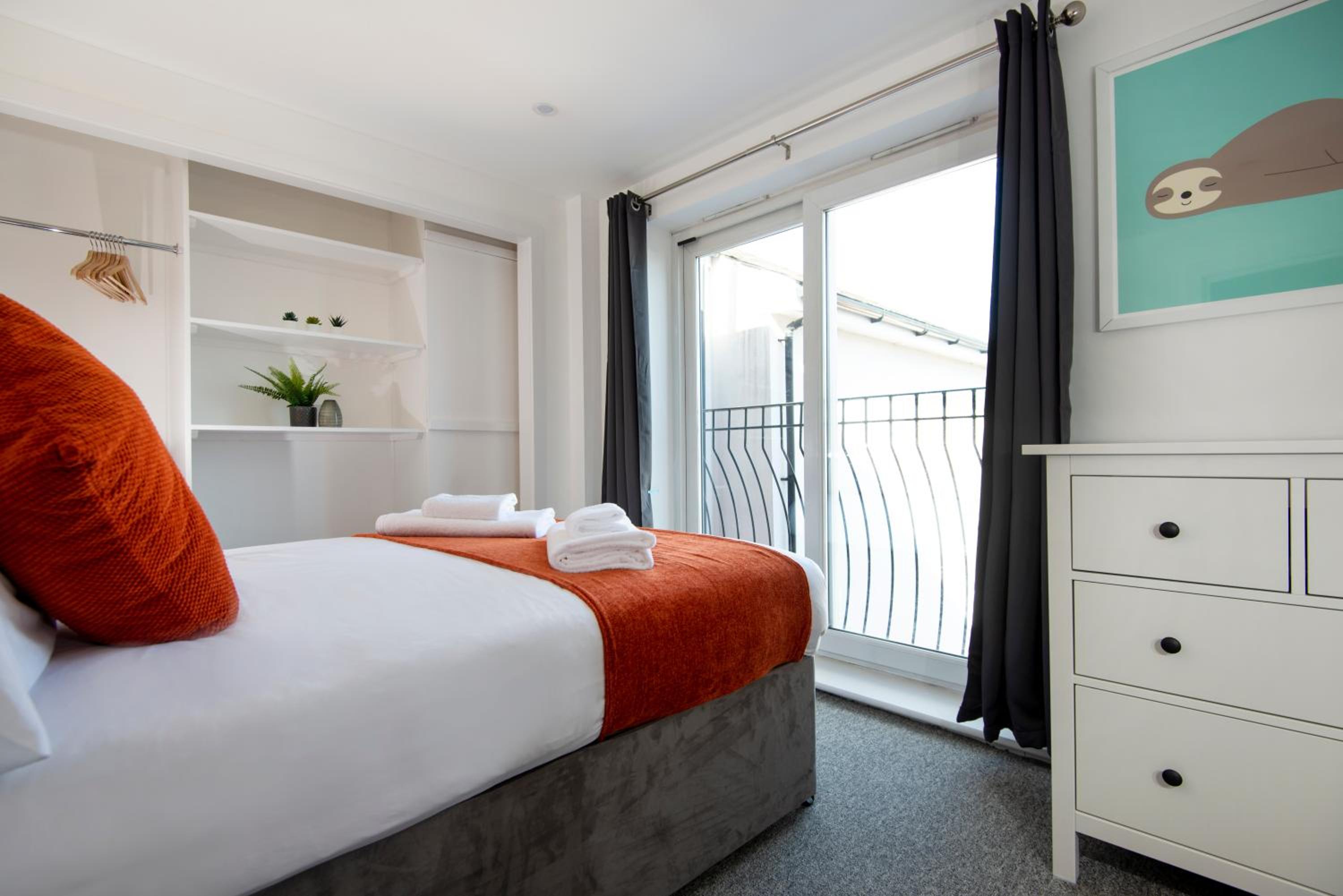 Elm View - 2 Bedroom 2 Bathroom Apartment with Parking in Central Southsea, Portsmouth view 2