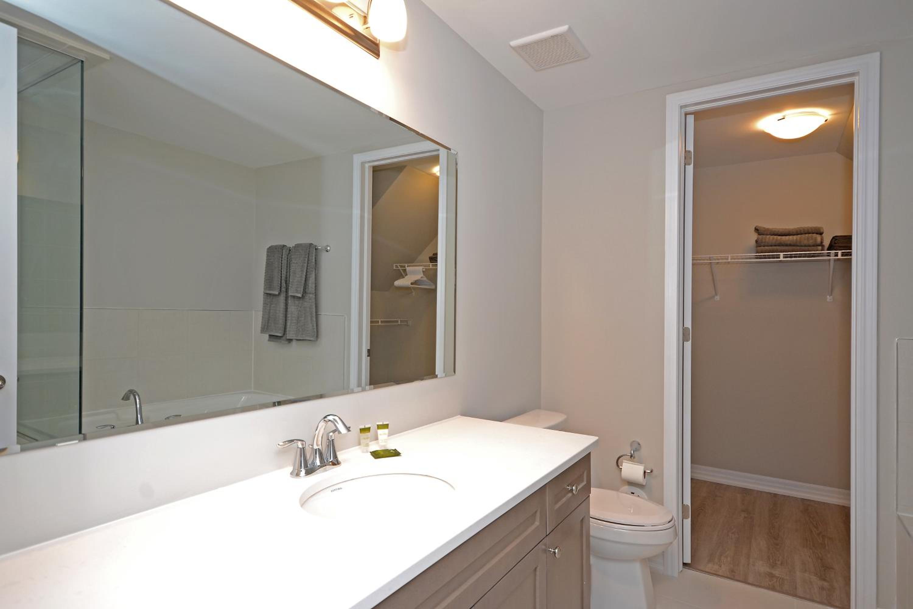 Royal Stays Townhome Collection - 3 Bedroom Townhome in Oakville - Property Image 41