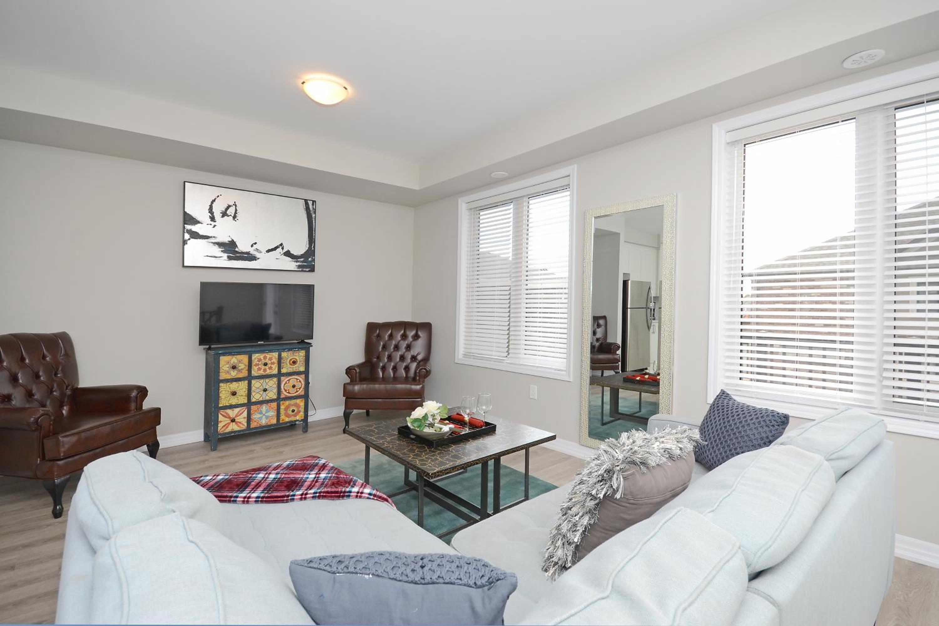 Toronto Vacations - Royal Stays Townhome Collection - 3 Bedroom Townhome in Oakville - Property Image 2