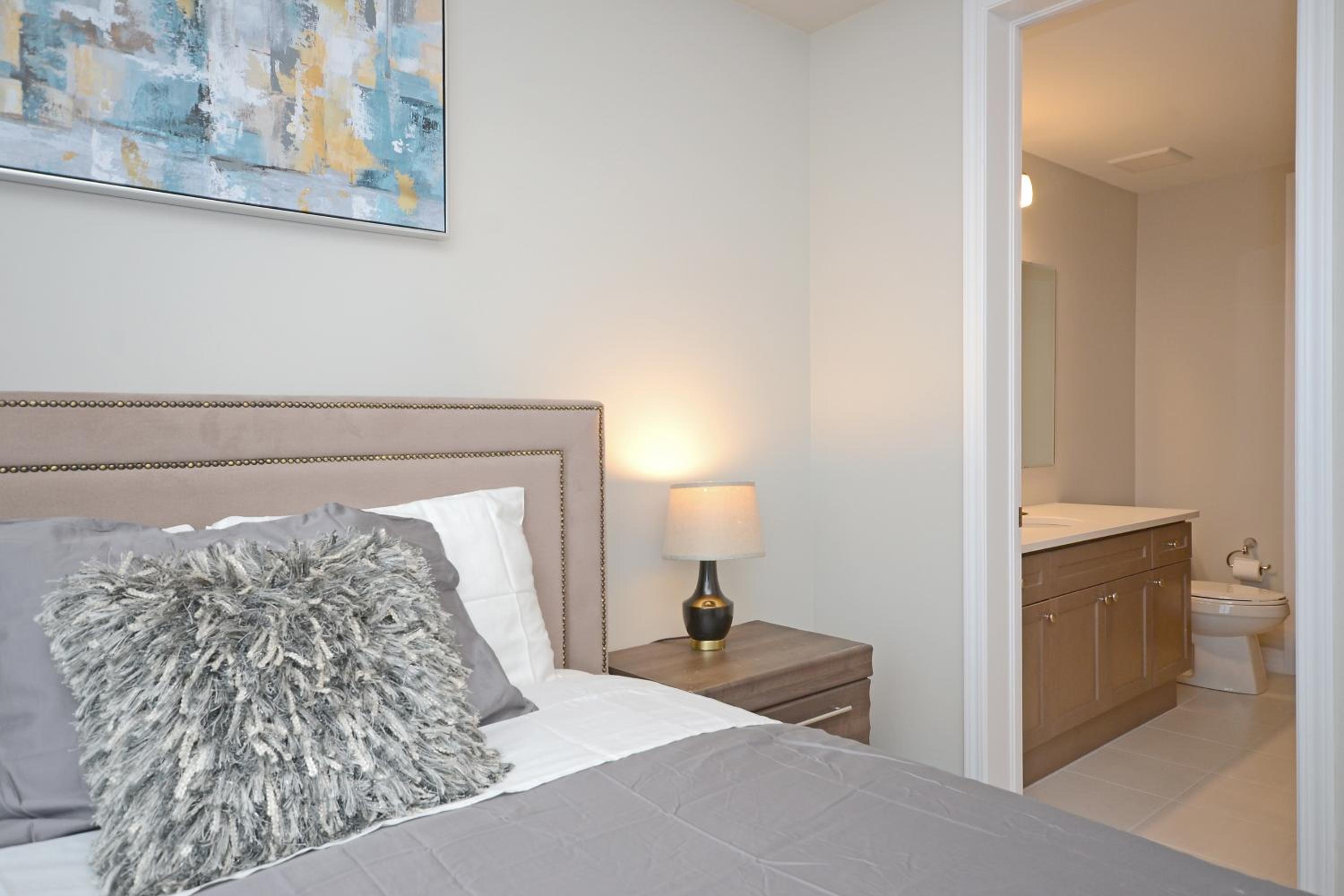 Royal Stays Townhome Collection - 3 Bedroom Townhome in Oakville - Property Image 3