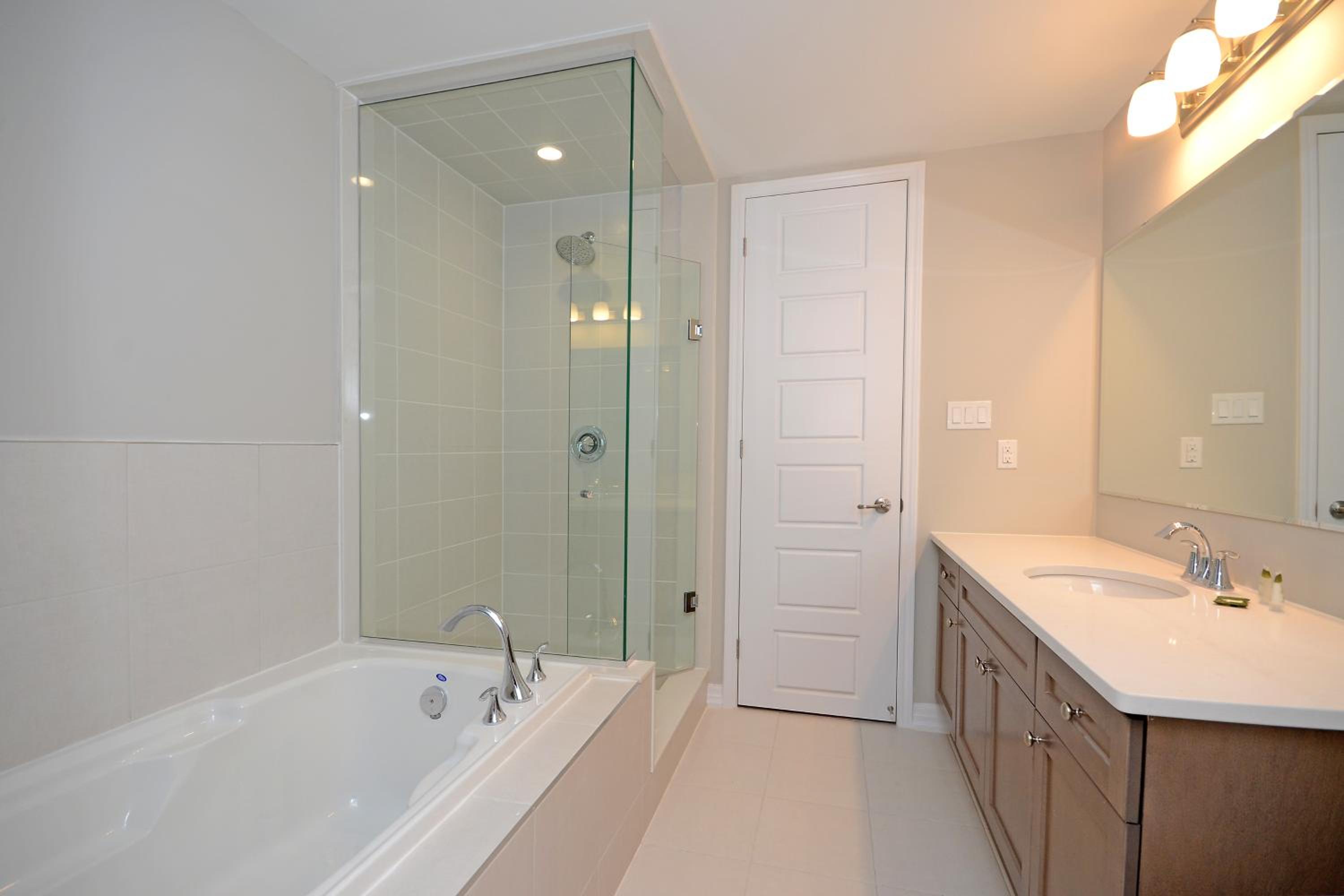 Royal Stays Townhome Collection - 3 Bedroom Townhome in Oakville - Property Image 6