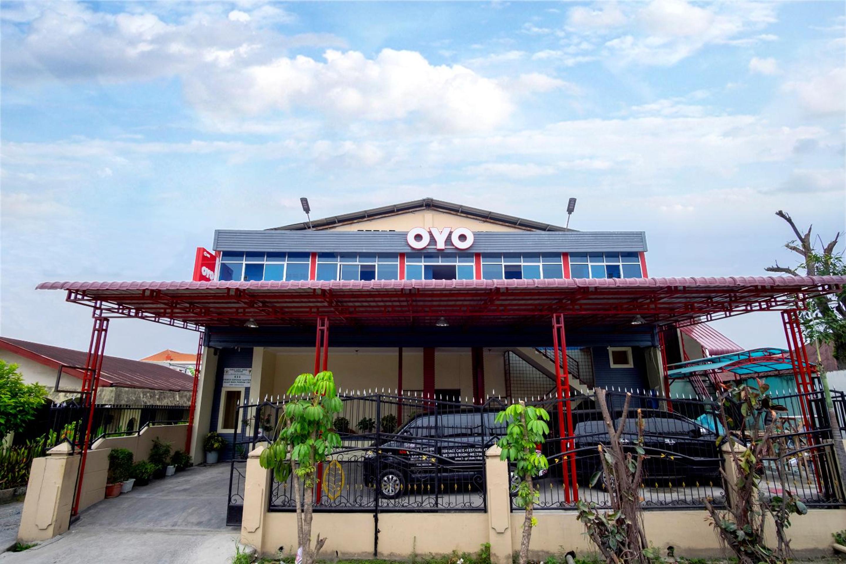Hotel SUPER OYO 356 Titipapan Residence - Image 1