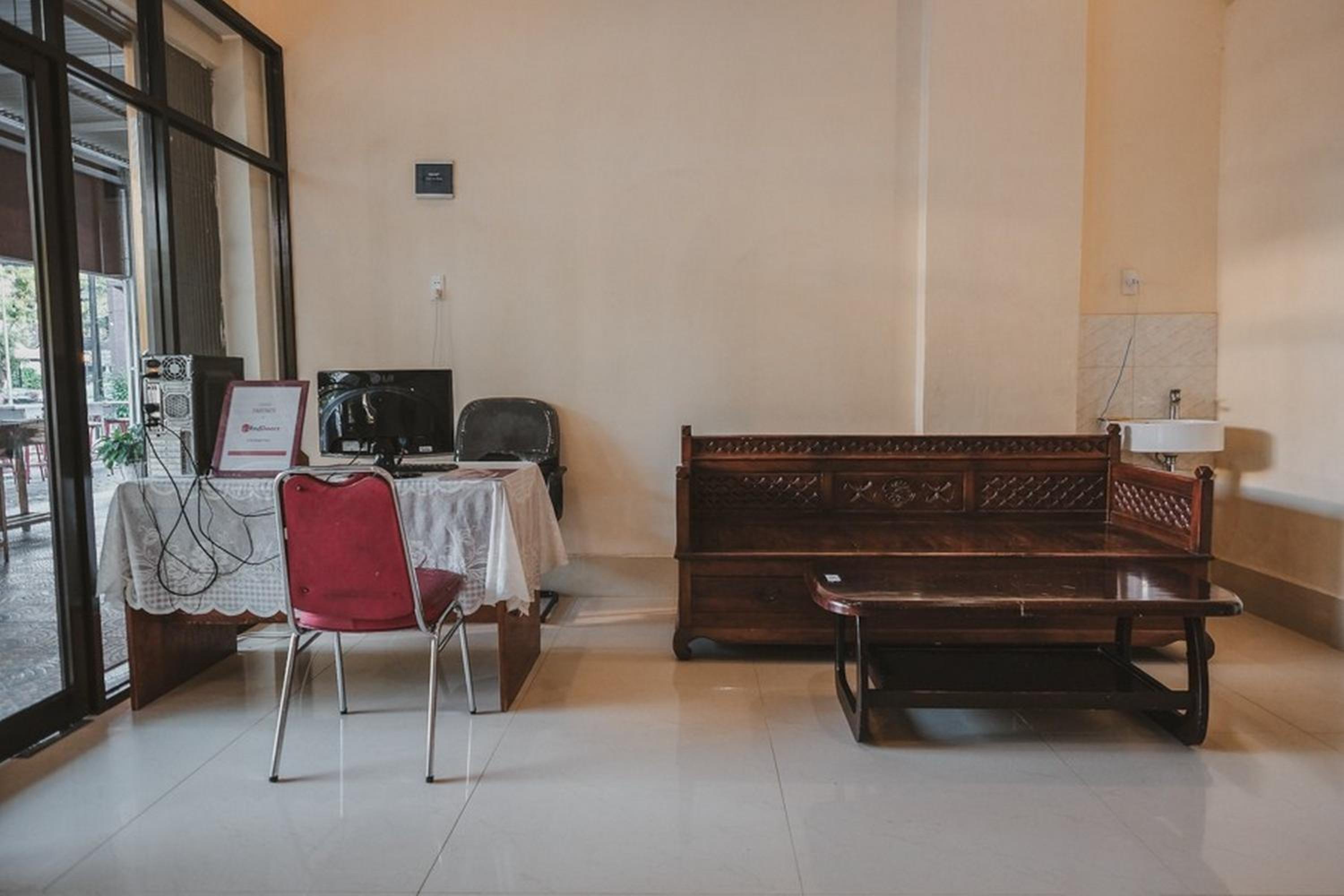 RedDoorz near Ringroad City Walks Medan view 3