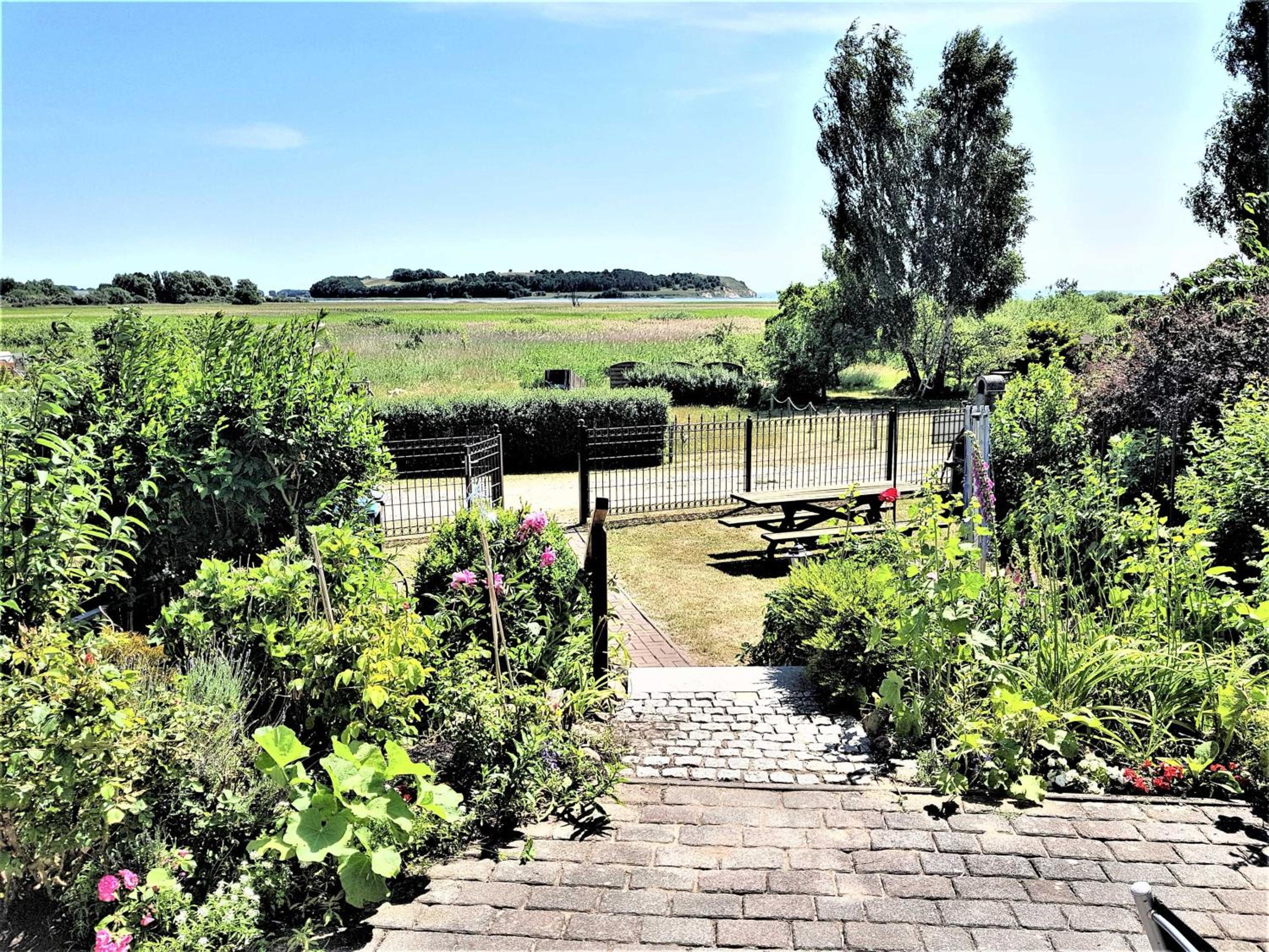 Ferienhaus mit Reetdach und Seebli view 3