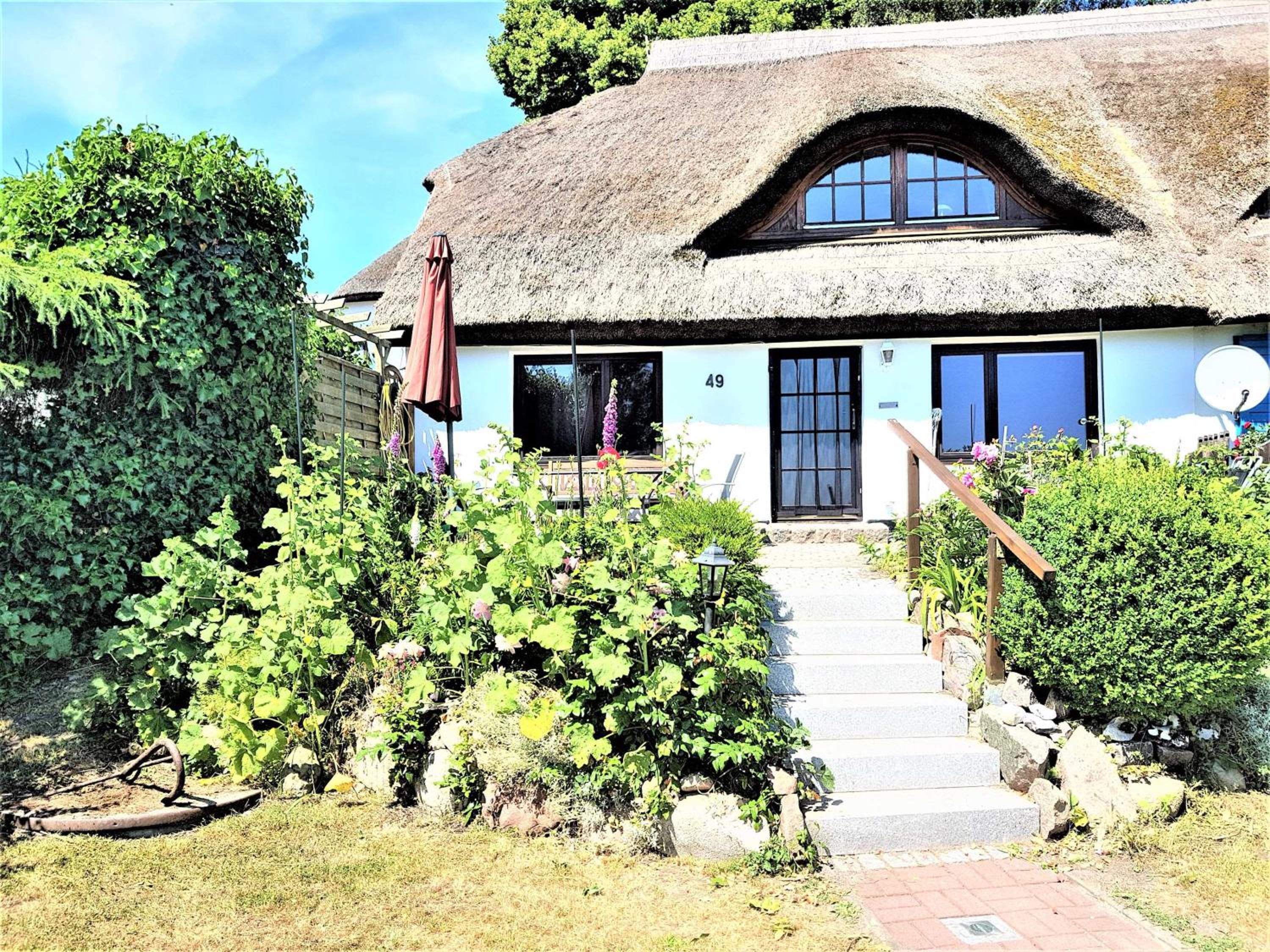 Ferienhaus mit Reetdach und Seebli view 2