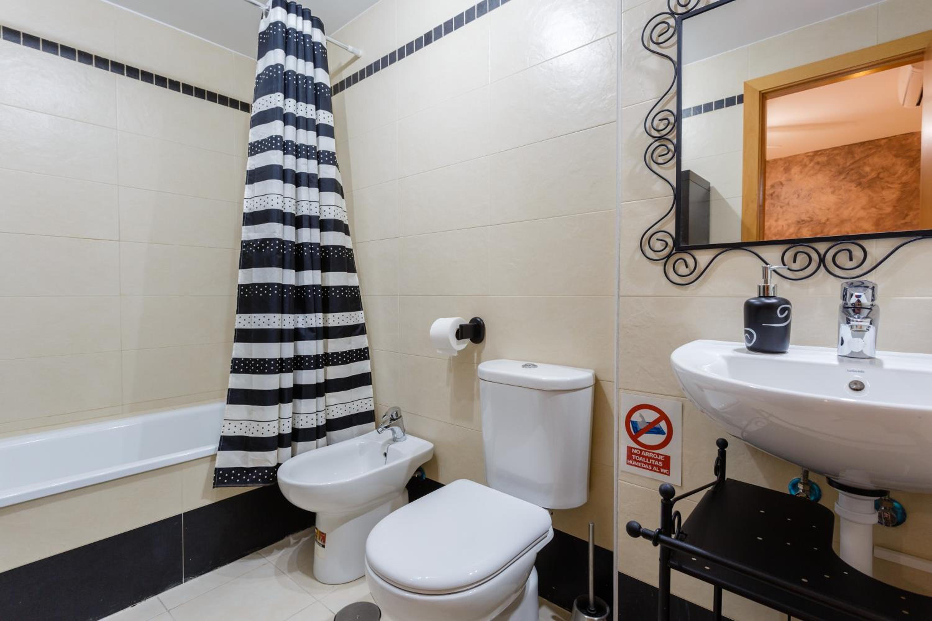 Puerta San FELIX free parking by Cadiz4Rentals view 4