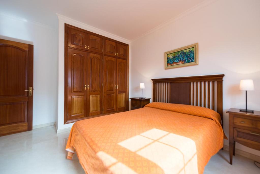 Villa Cosmos chalet con gran piscina y jardin privado view 5