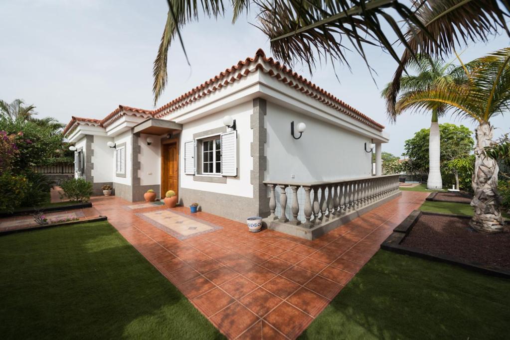 Villa Cosmos chalet con gran piscina y jardin privado view 3