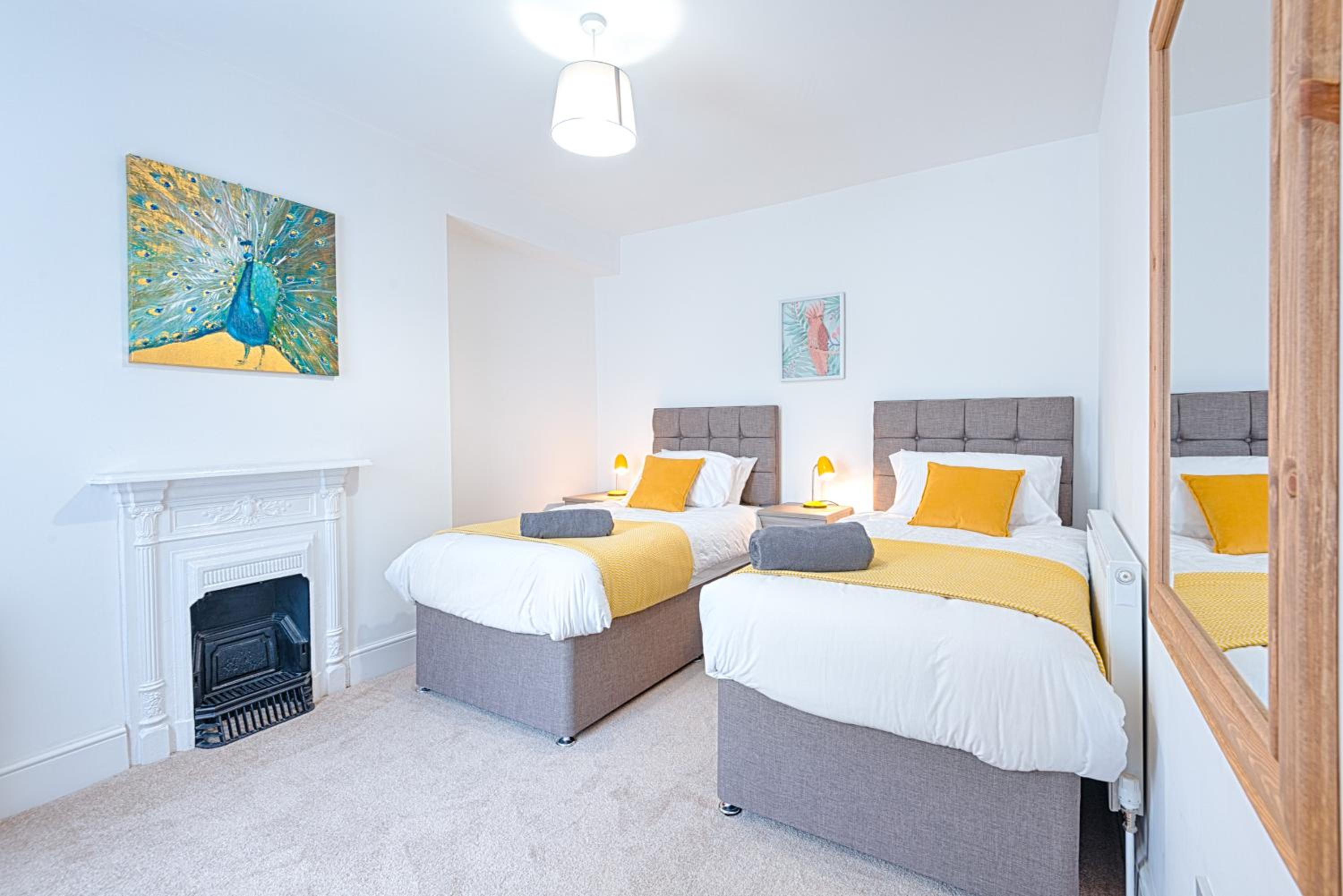 Spacious 4BR Home with Garden, Swansea view 5