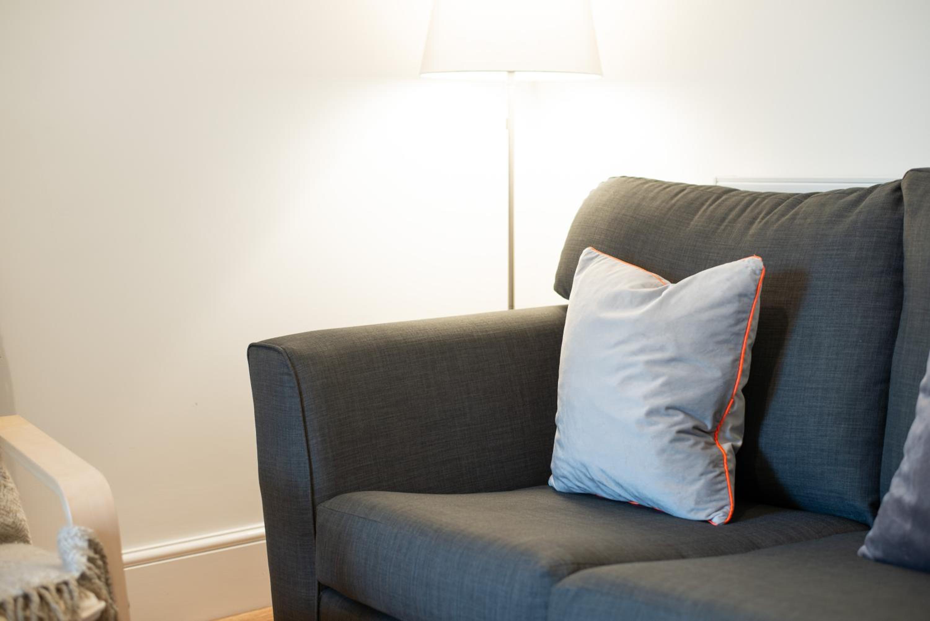 Spacious 4BR Home with Garden, Swansea view 3