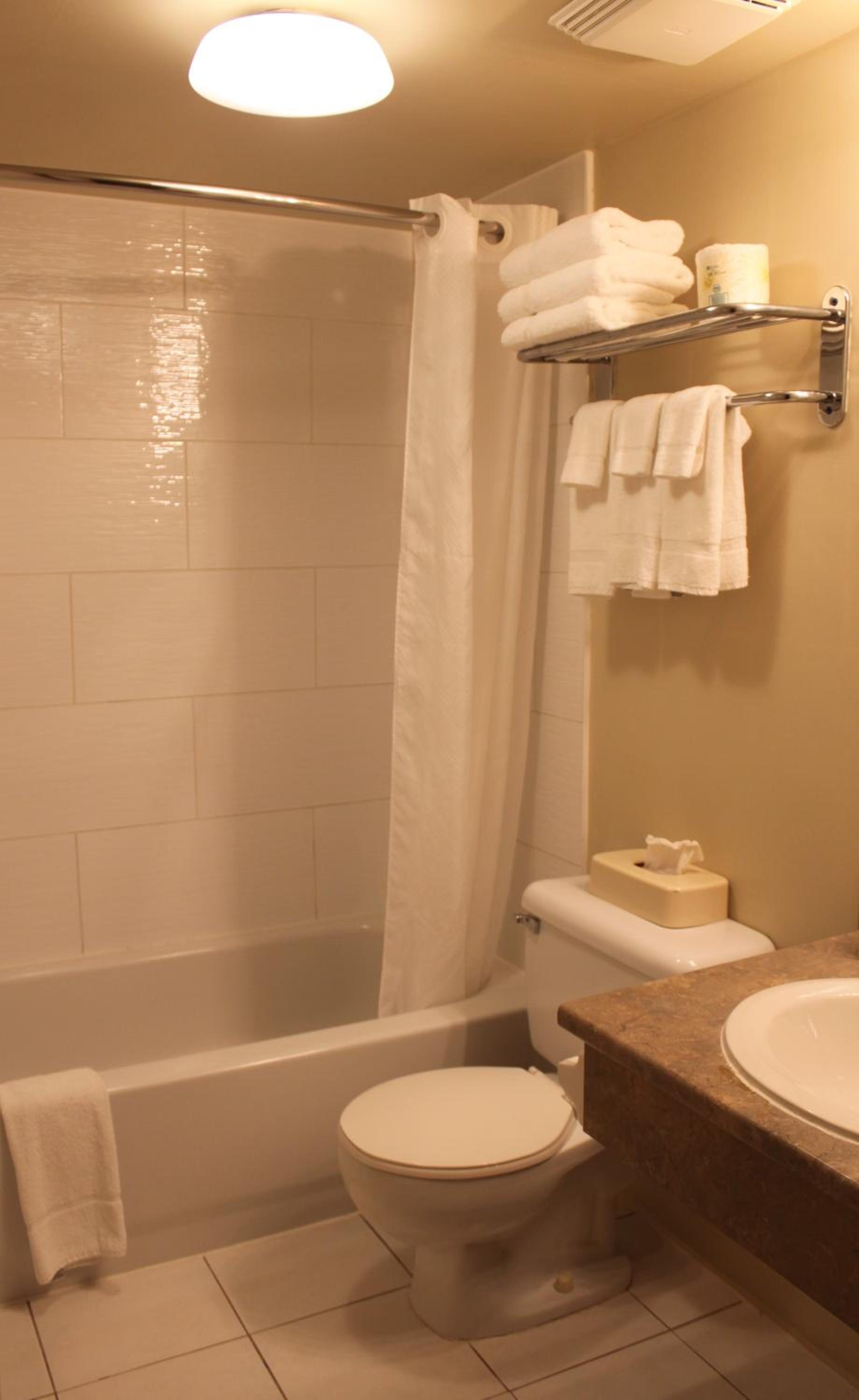 Thunder Bay Vacations - Howard Johnson by Wyndham Thunder Bay - Property Image 20