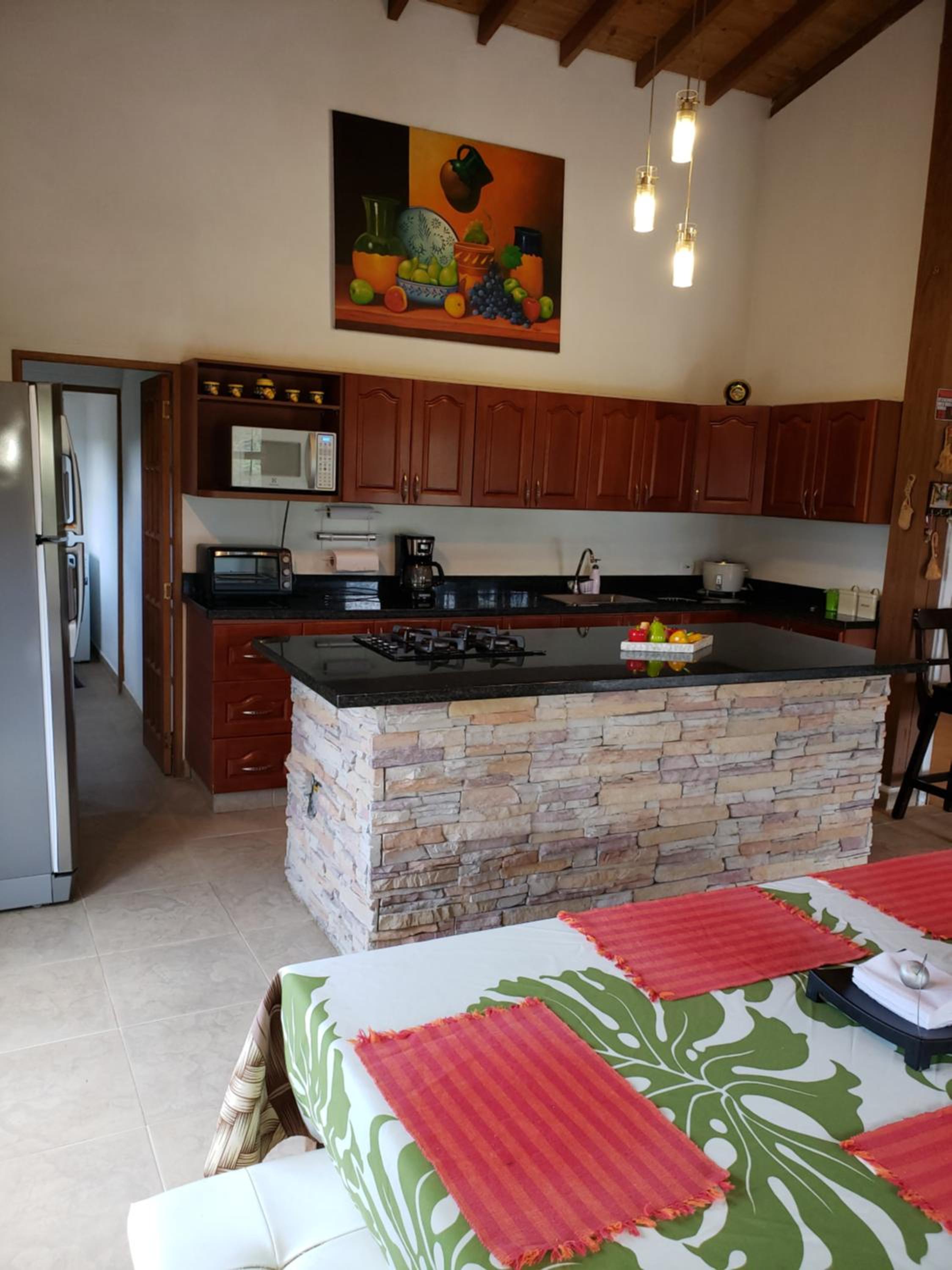 Beautiful Lake View Villa. Lake Access & Near Town
