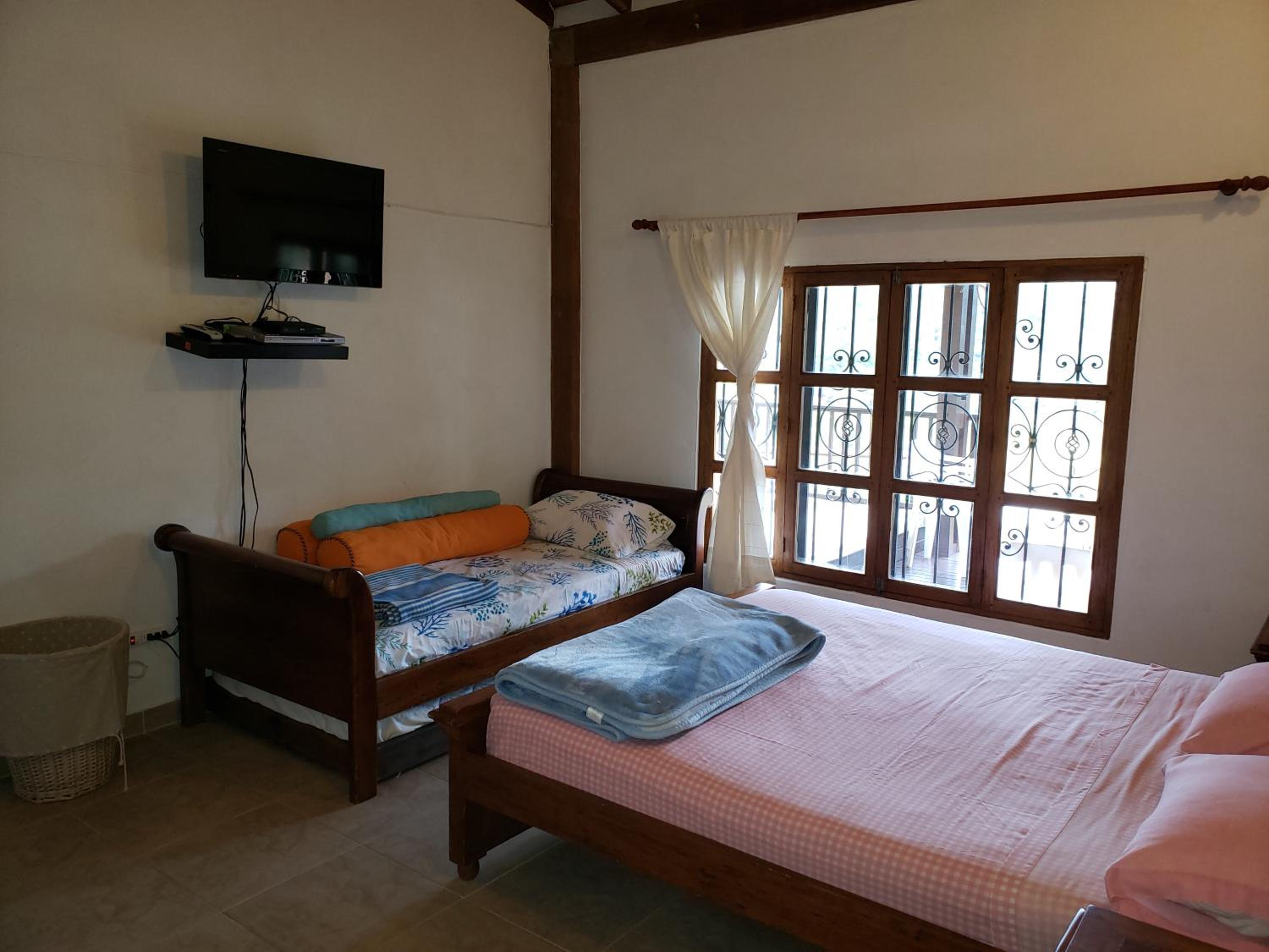 Beautiful Lake View Villa. Lake Access & Near Town