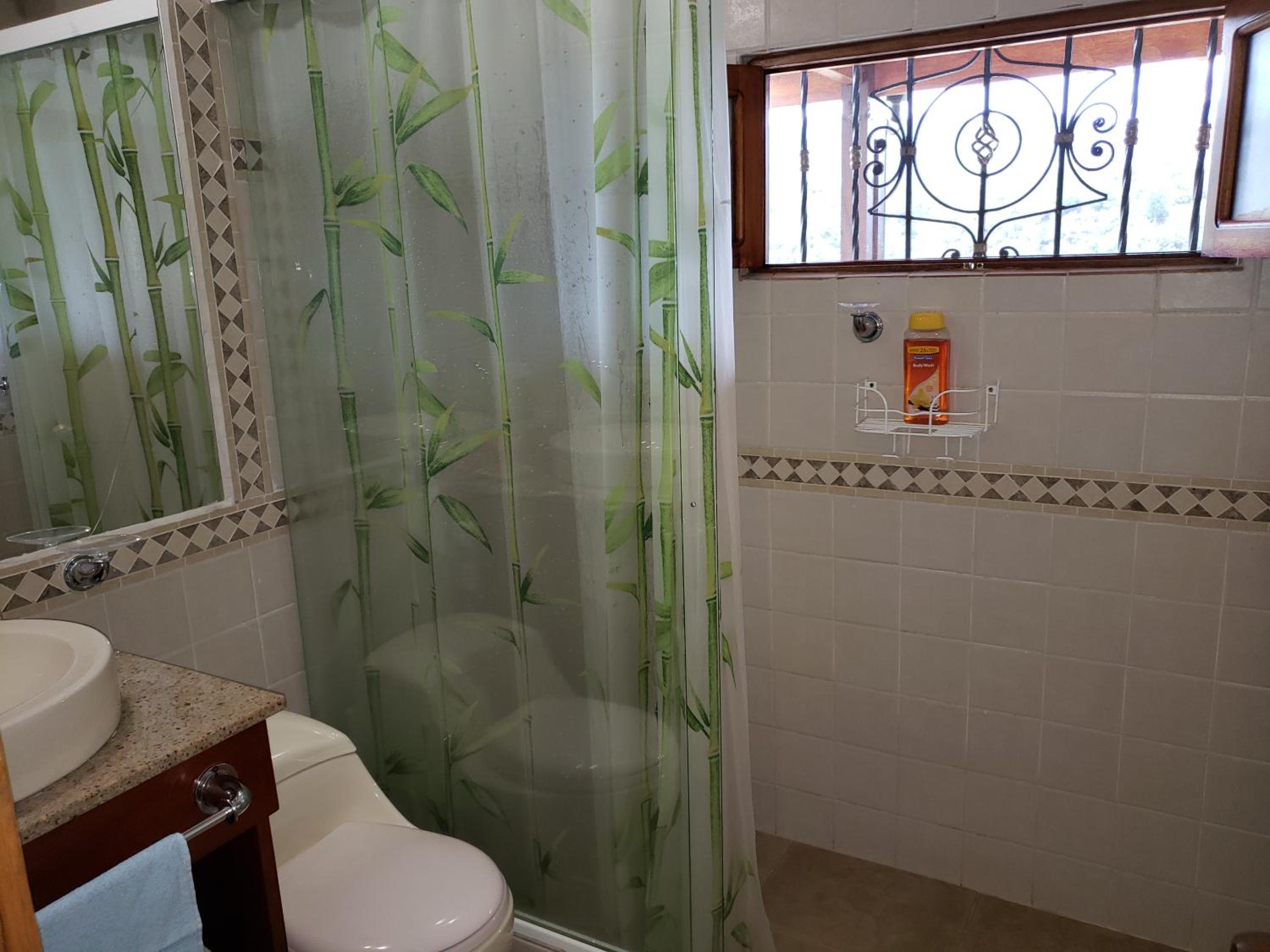 Beautiful Lake View Villa. Lake Access & Near Town