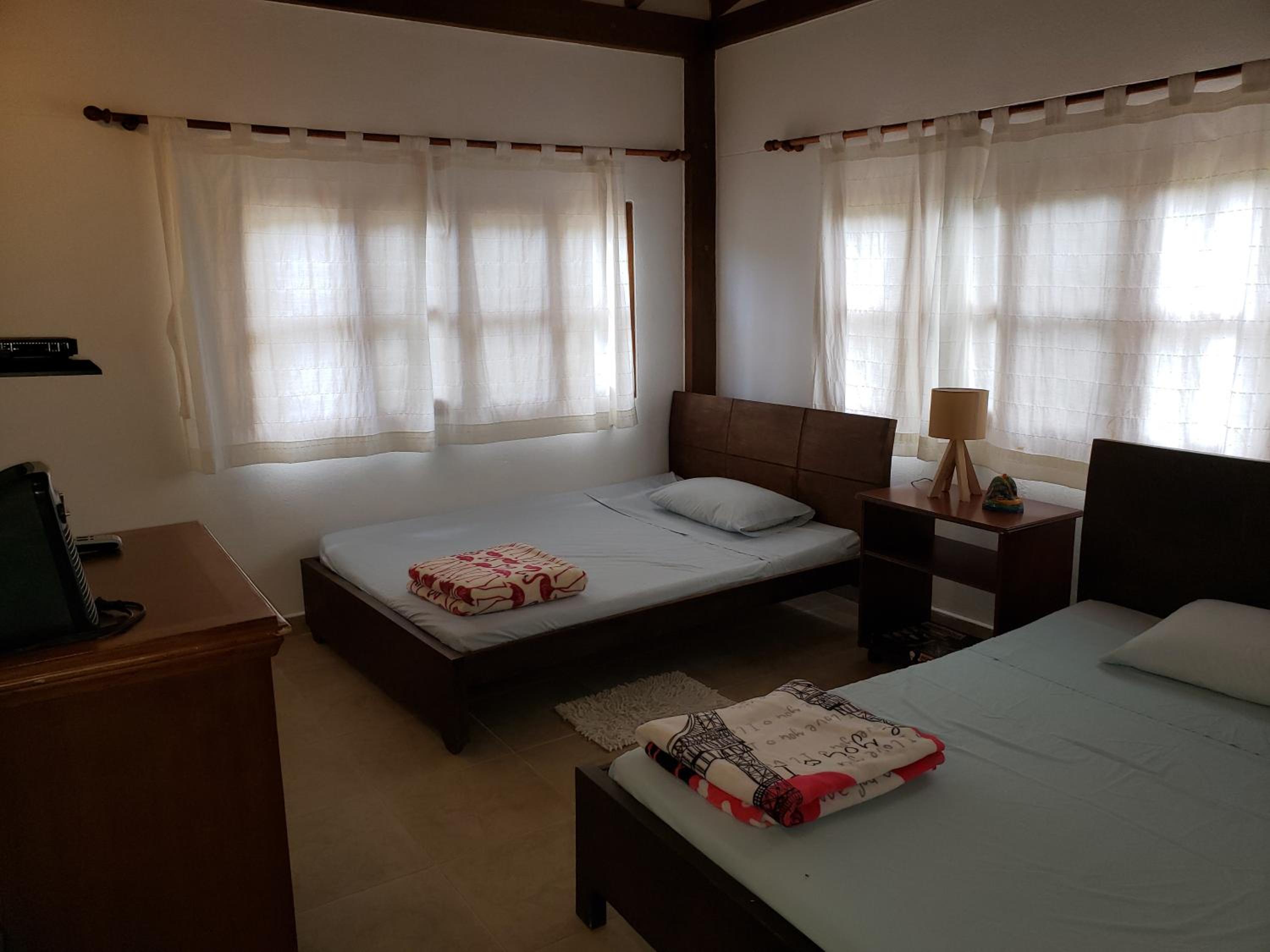 Beautiful Lake View Villa. Lake Access & Near Town