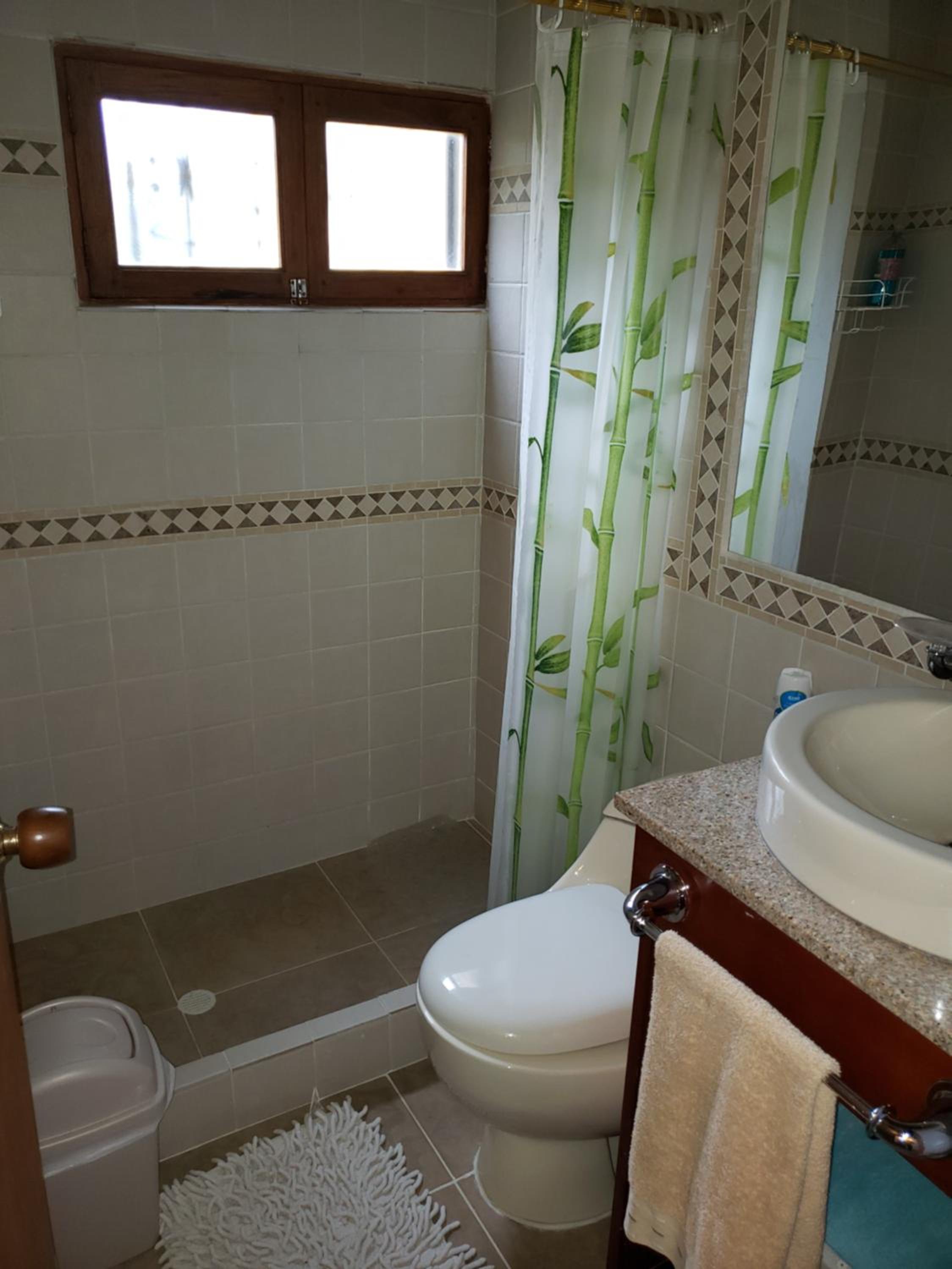 Beautiful Lake View Villa. Lake Access & Near Town
