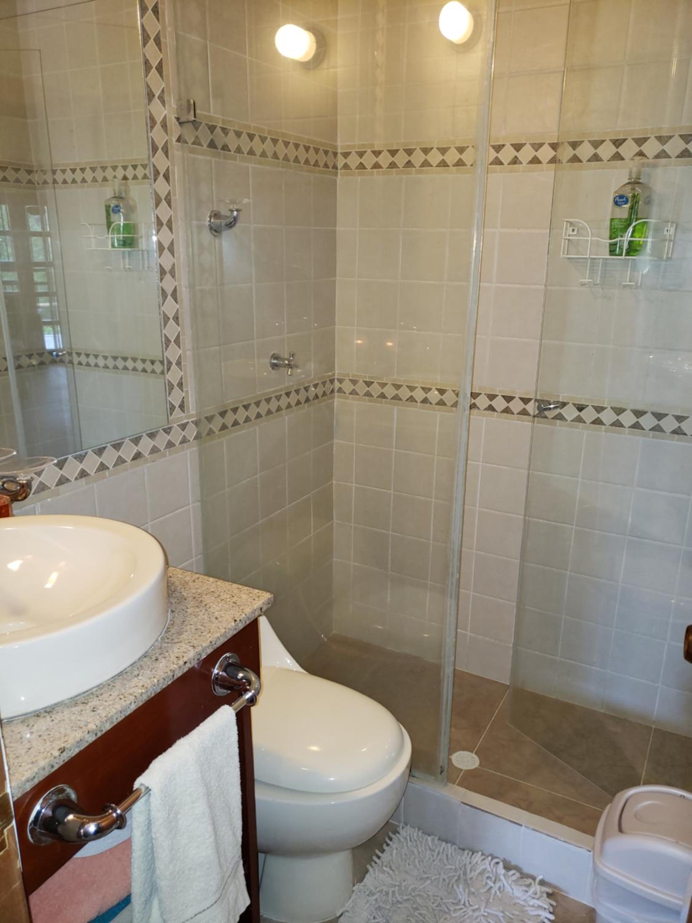 Beautiful Lake View Villa. Lake Access & Near Town