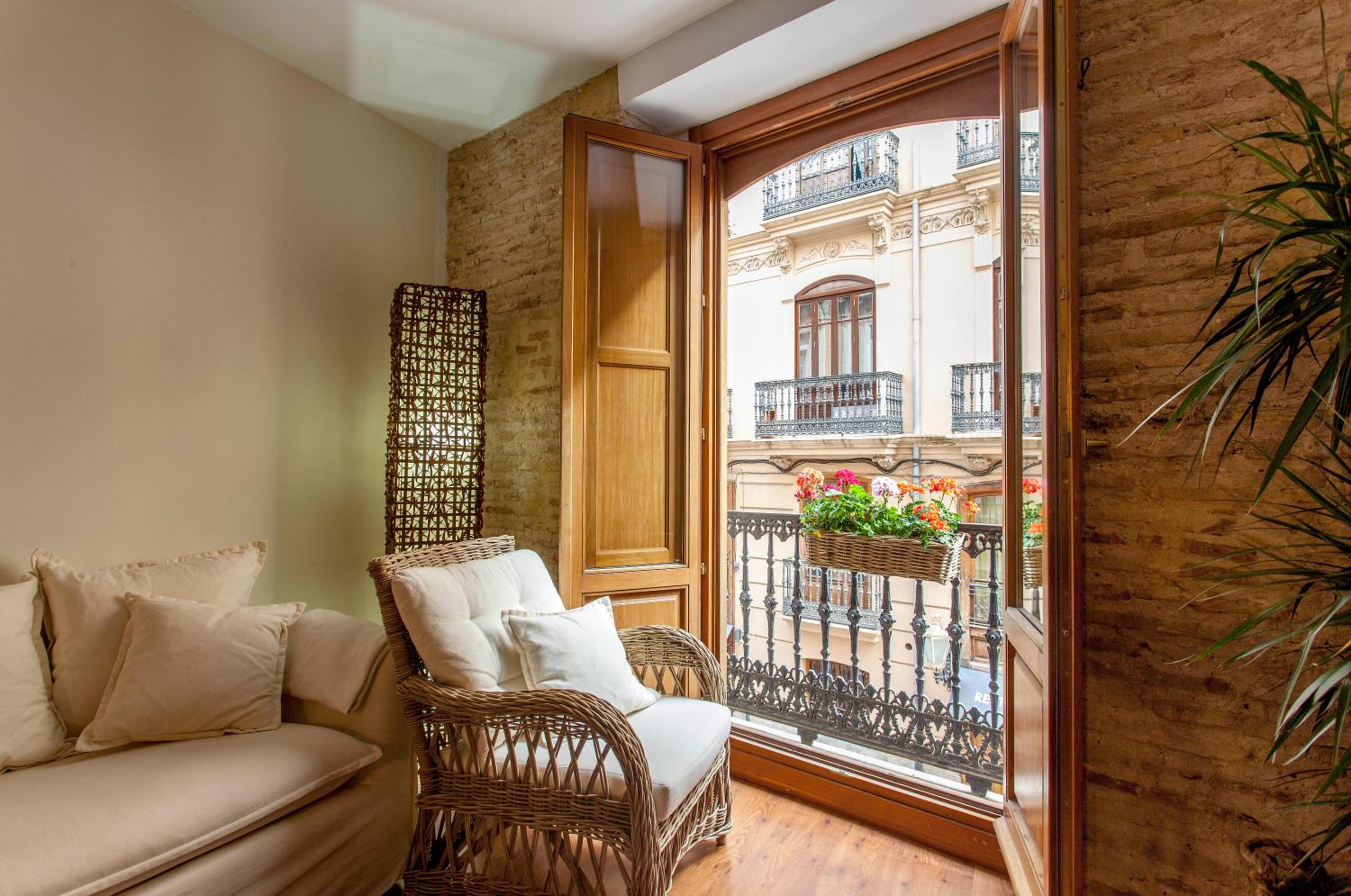 LUXURIOUS & ALLURING HOME IN HISTORIC TOWN (VALENCIA)