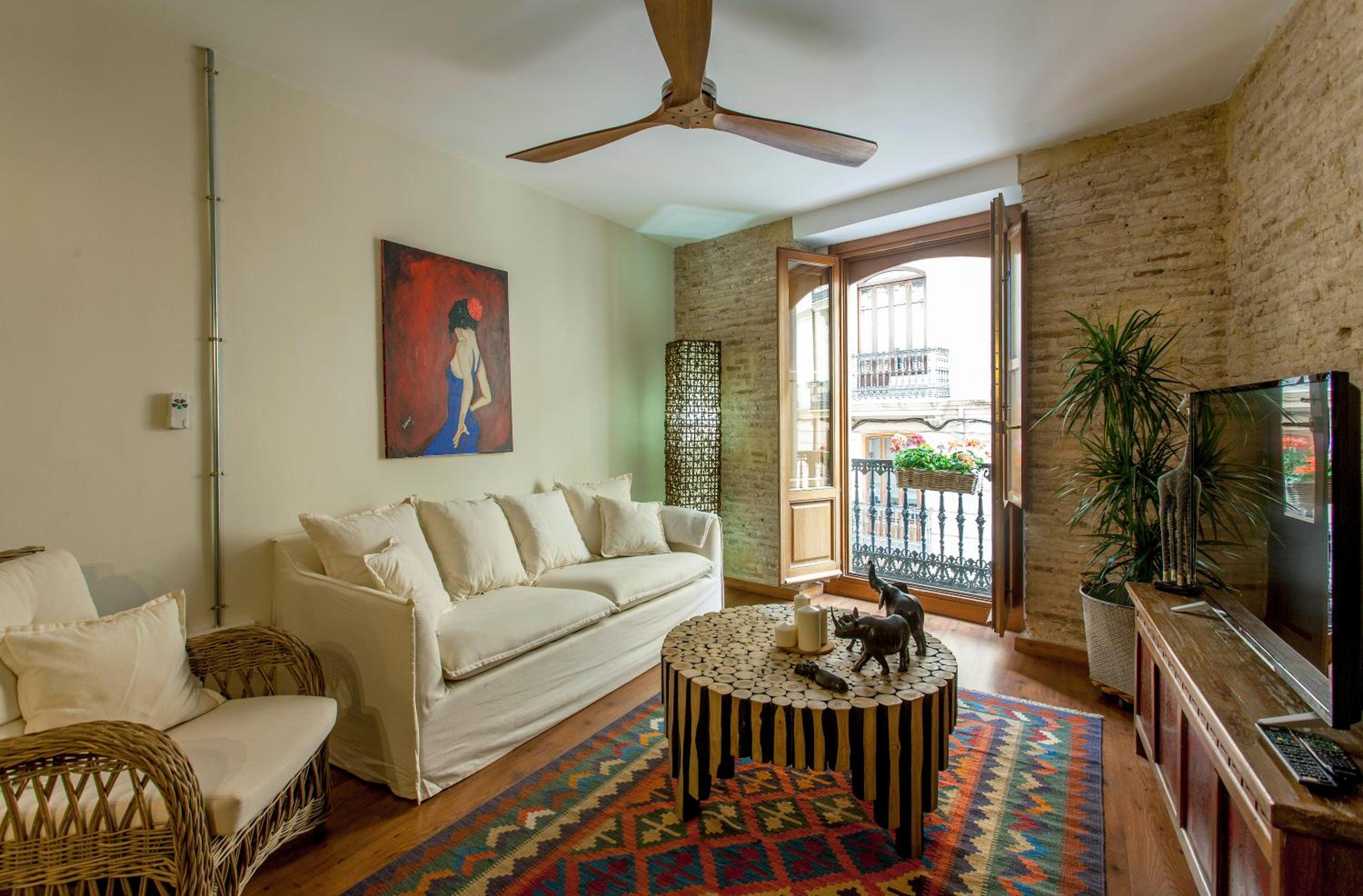 LUXURIOUS & ALLURING HOME IN HISTORIC TOWN (VALENCIA)