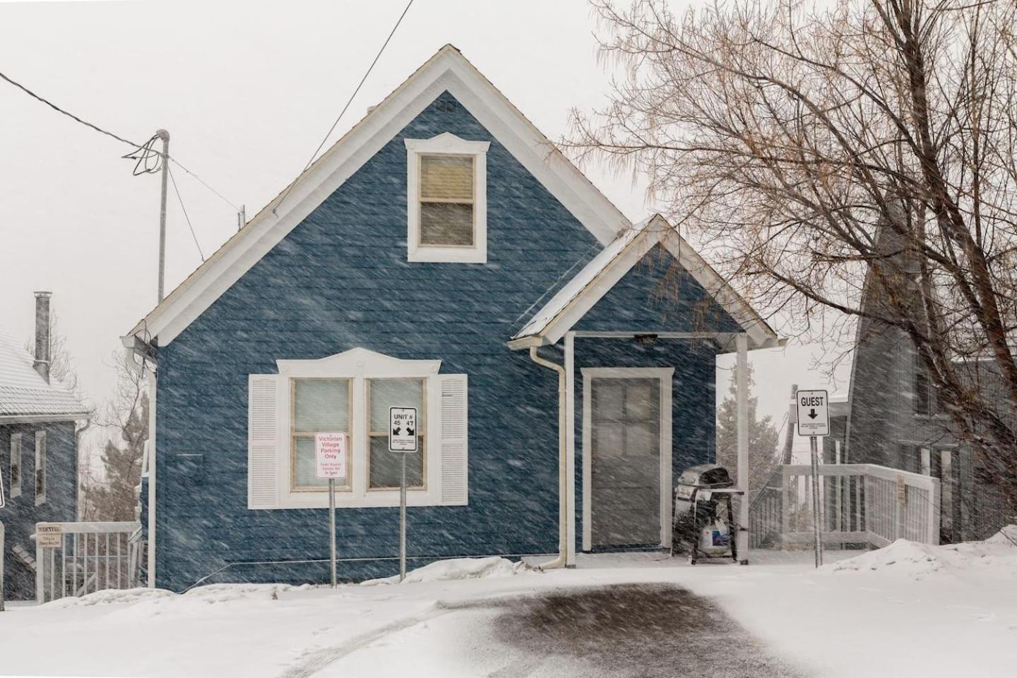 2br Empire Avenue WALK to Lifts and Main St - No Car Required! view 2