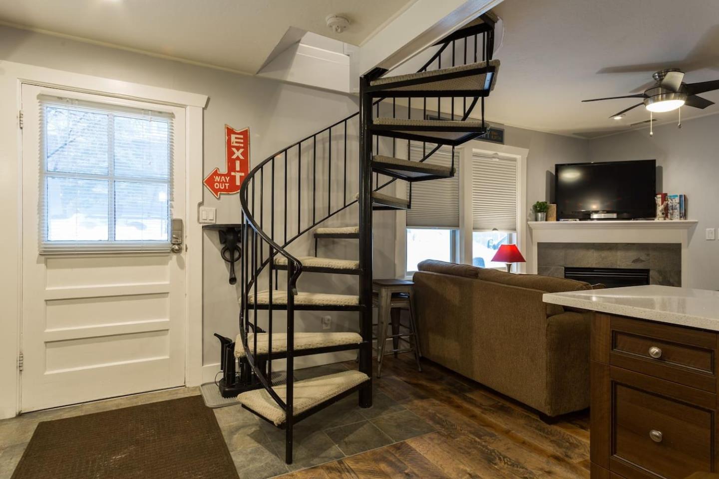 2br Empire Avenue WALK to Lifts and Main St - No Car Required! view 3